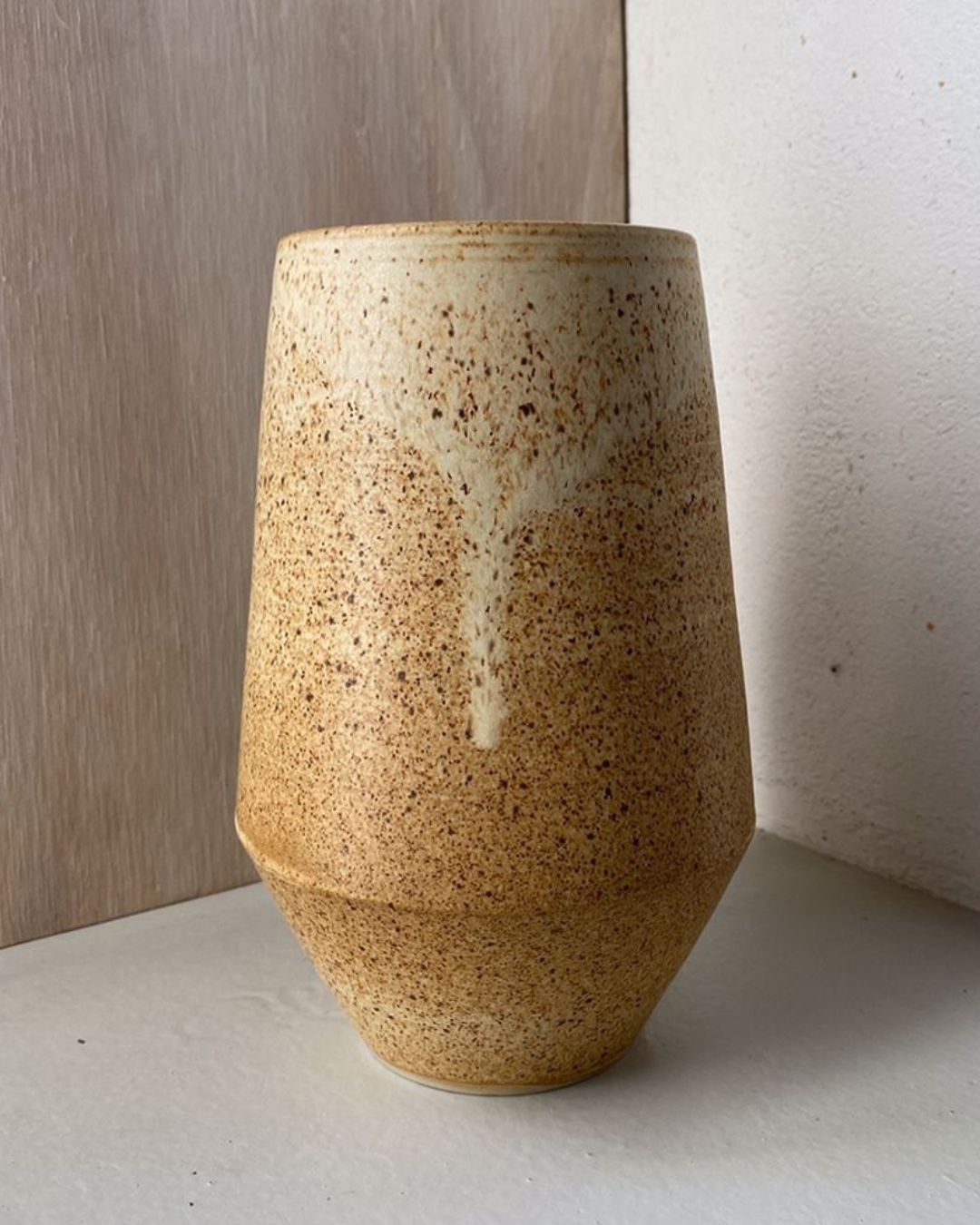 ODA Garden Vase fra Julie Damus, håndlavet og elegant til blomsterdekorationer.