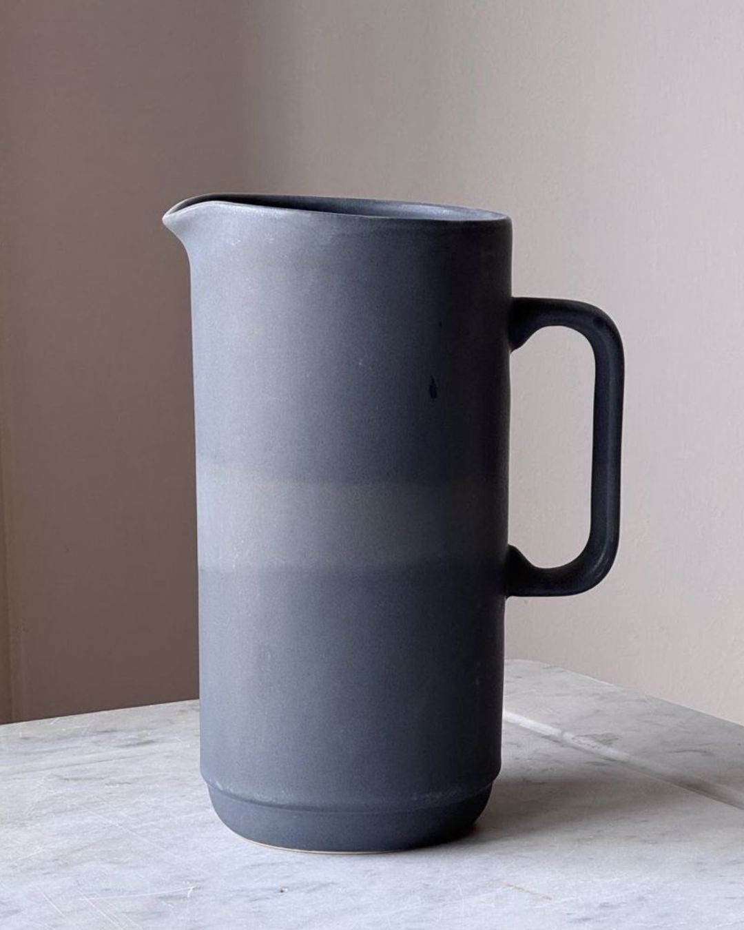 Toto kande i keramik, 1,4 liter, elegant design til servering eller som vase.