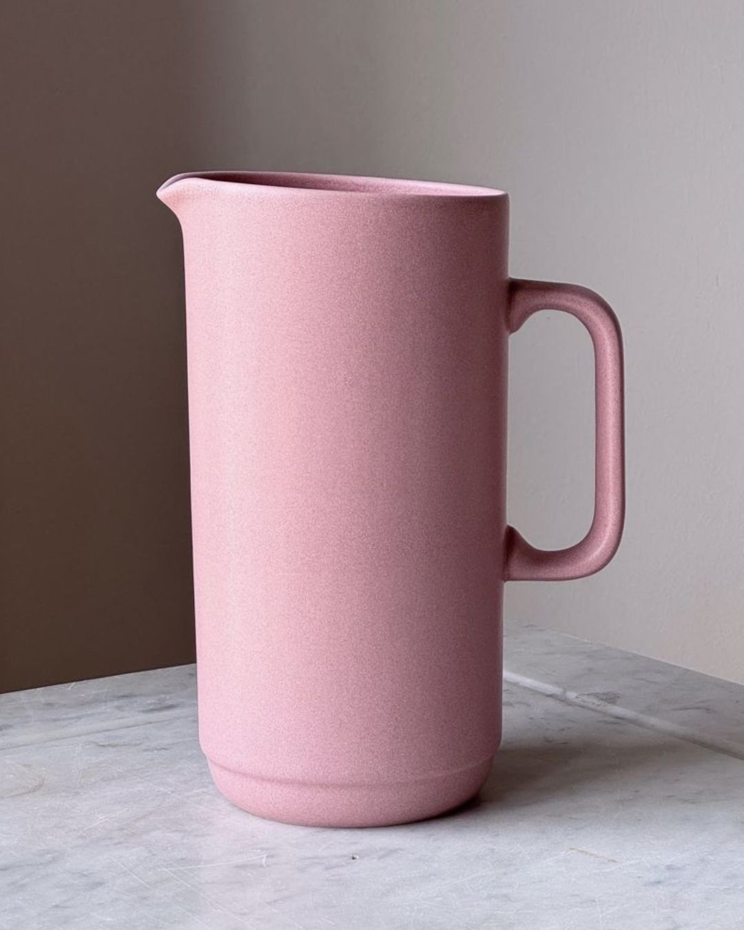 Toto kande i keramik, 1,4 liter, elegant design til servering eller som vase.