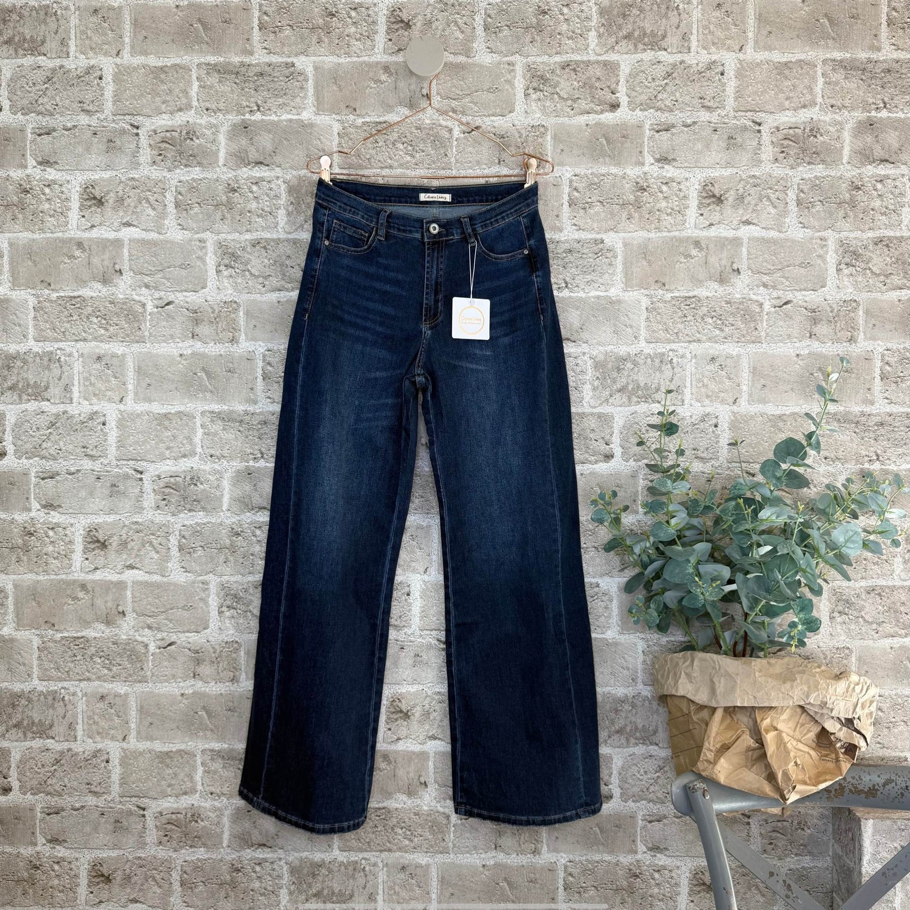 Julietta jeans i Dark Denim fra Cabana Living med behagelig stretch – køb hos Butik Alrum på Amager eller online på butikalrum.dk.