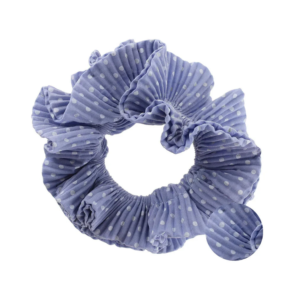 Kaisa scrunchie i pastel blå chiffon med hvide prikker – køb hos butikalrum.dk
