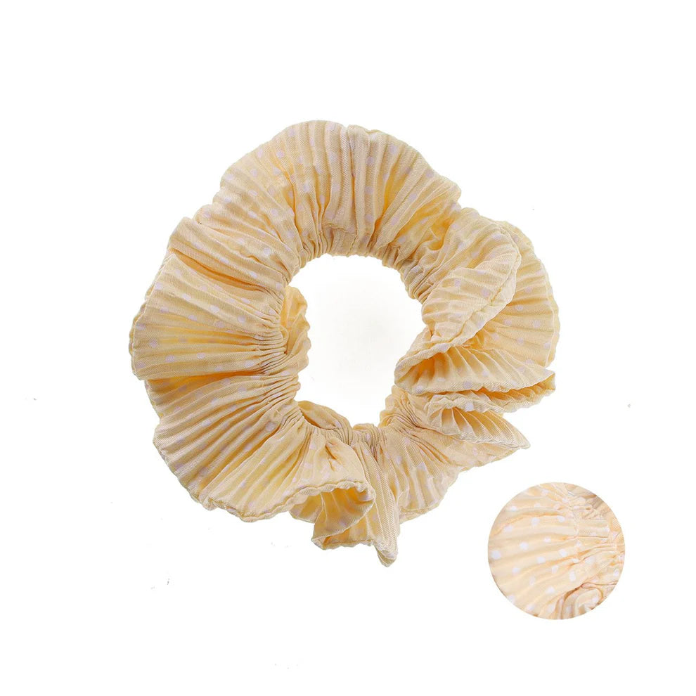Kaisa scrunchie i smørgul chiffon med hvide prikker – køb hos butikalrum.dk