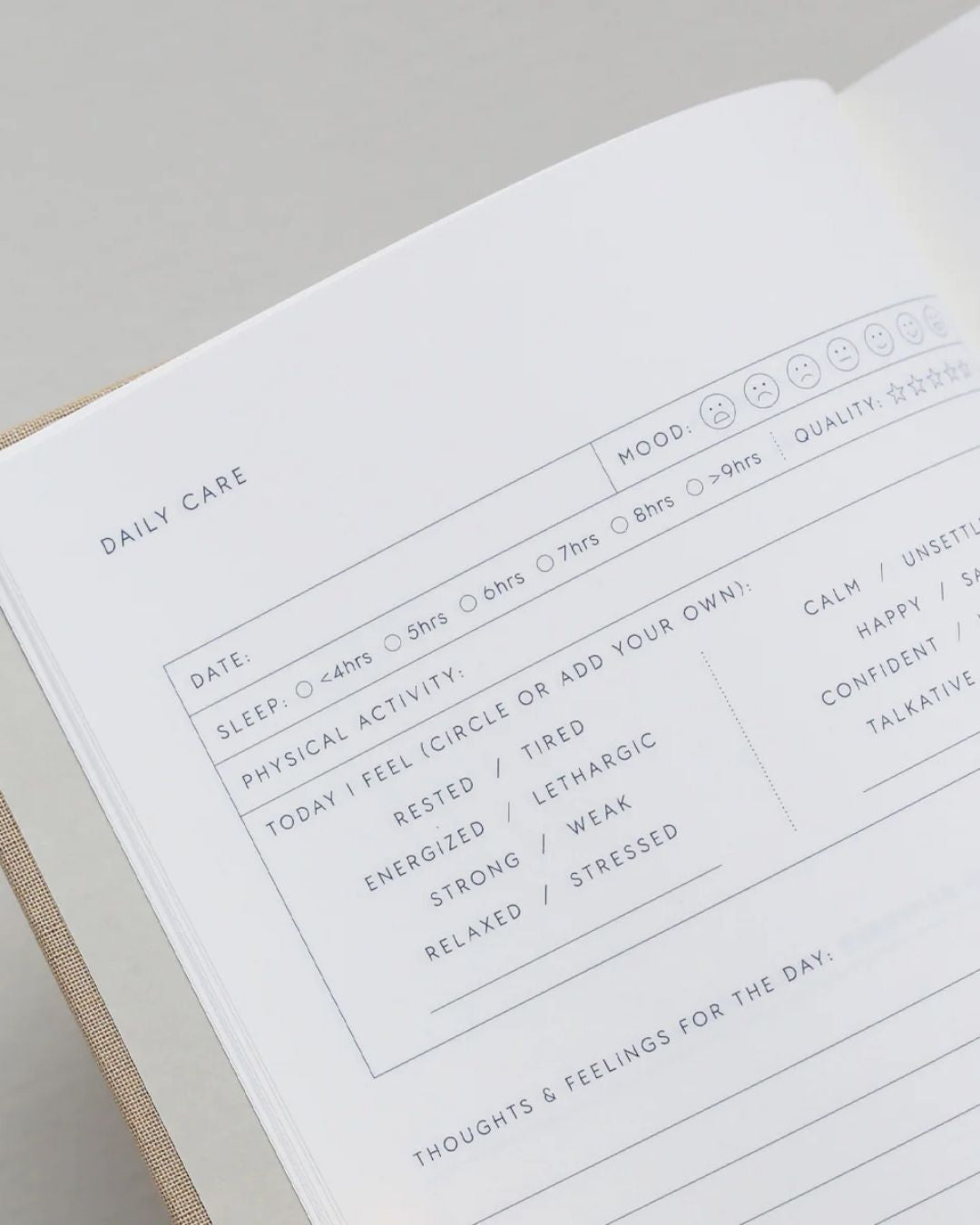 Care Journal – beige, stofindbundet guidet notesbog til daglig refleksion og selvomsorg.