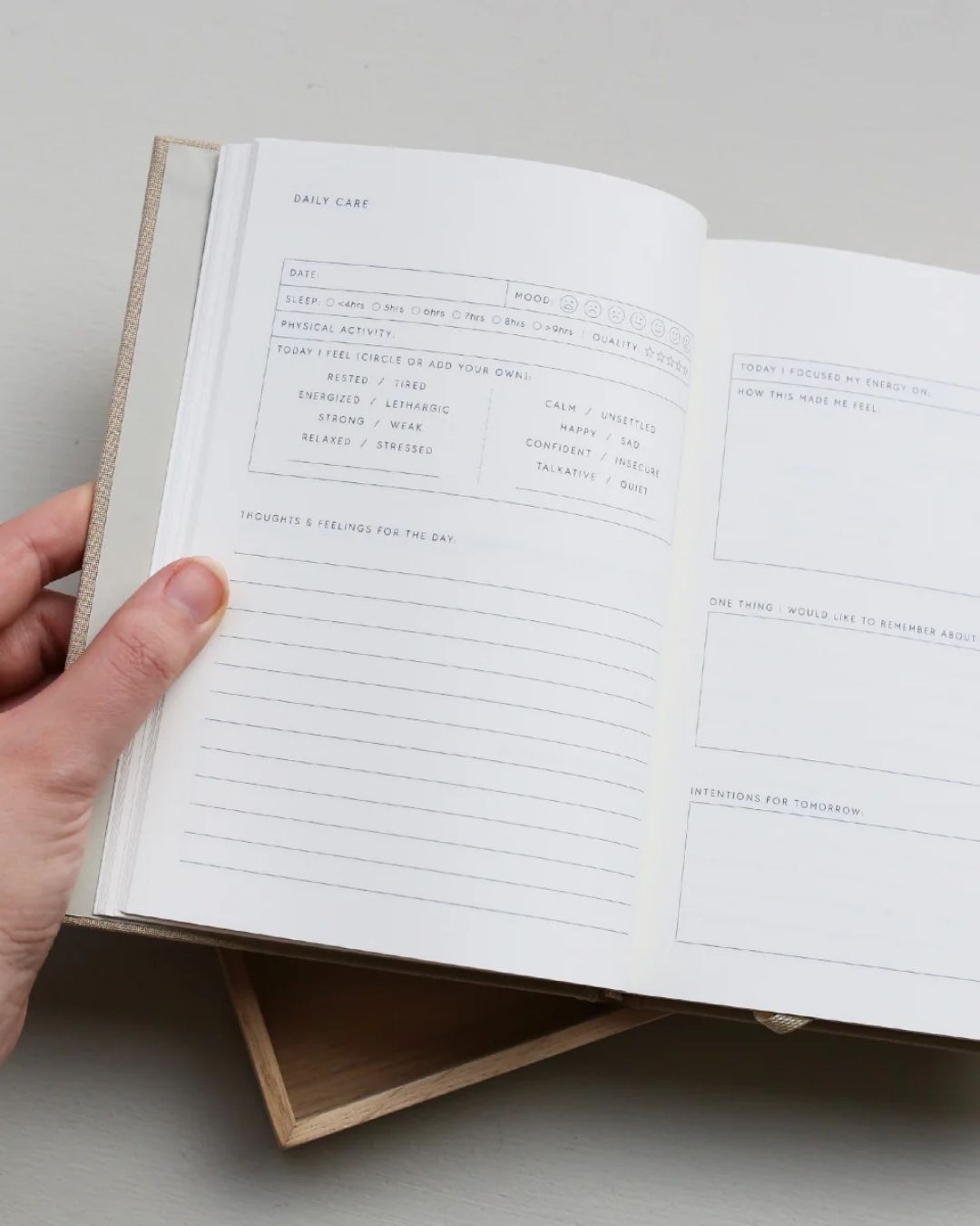 Care Journal – beige, stofindbundet guidet notesbog til daglig refleksion og selvomsorg.