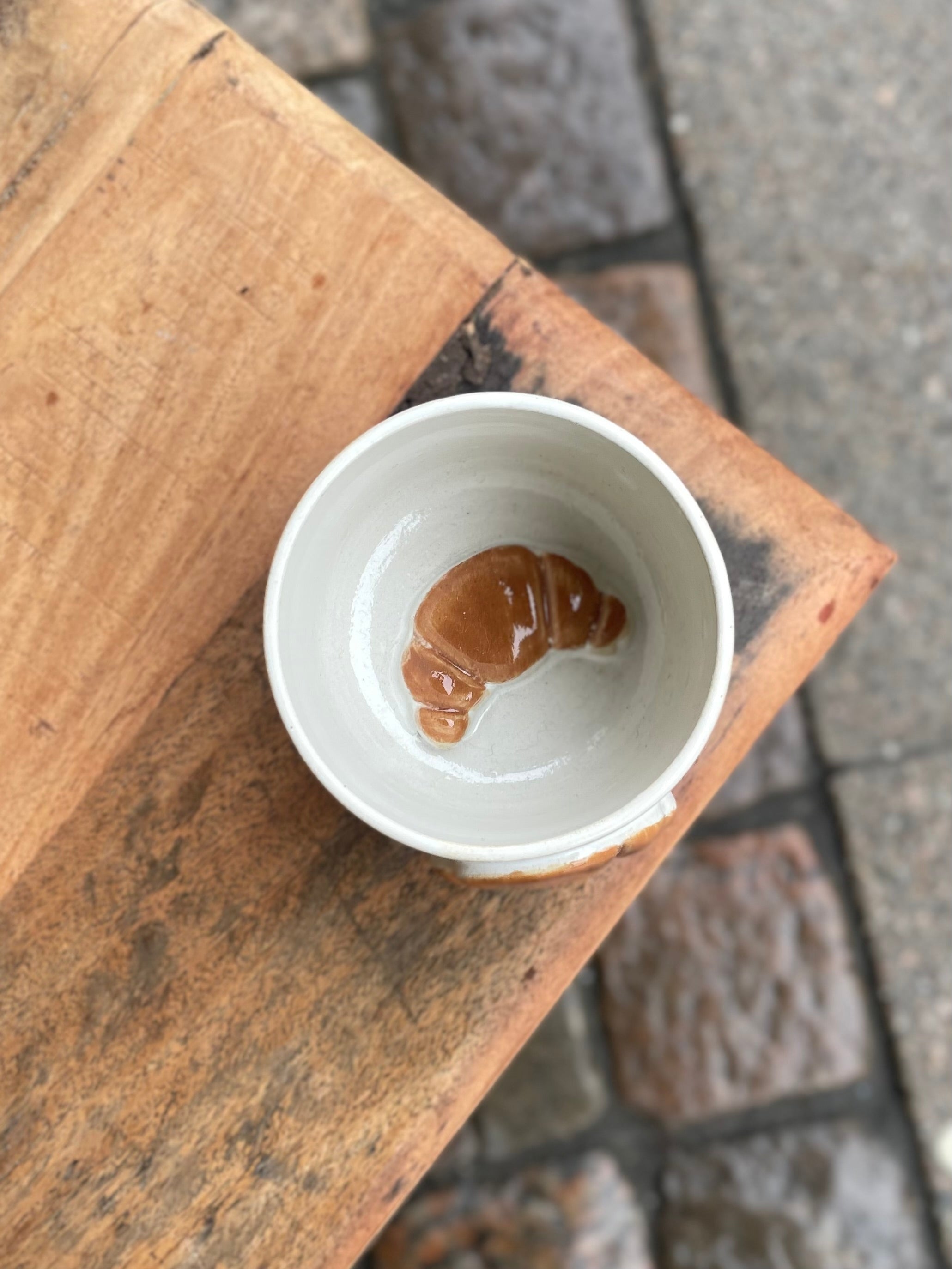 Håndlavet kop med croissant detalje – køb hos butikalrum.dk
