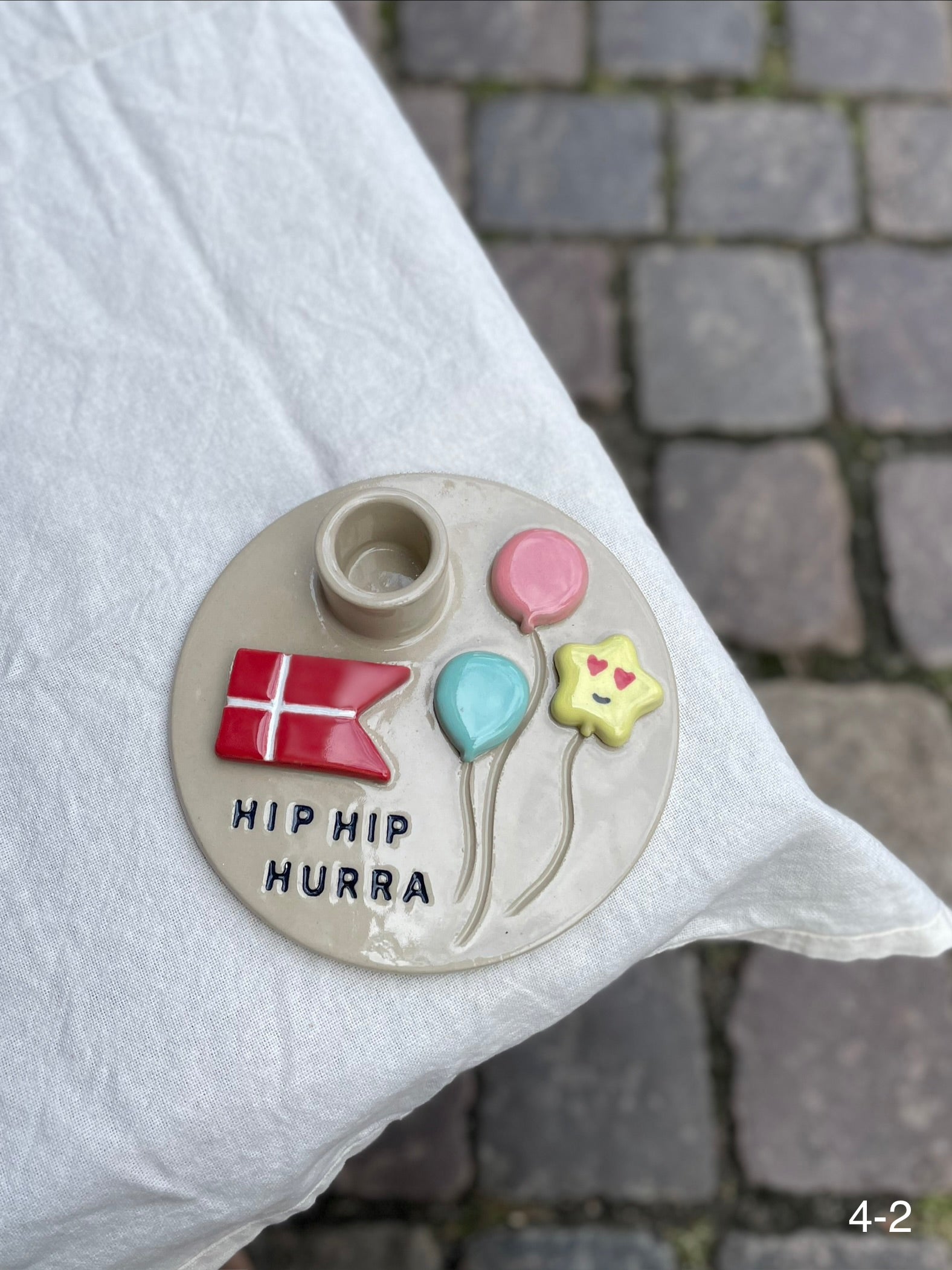 Keramiklysestage med "Hip Hip Hurra", flag og balloner fra dansk keramiker – køb hos Butik Alrum