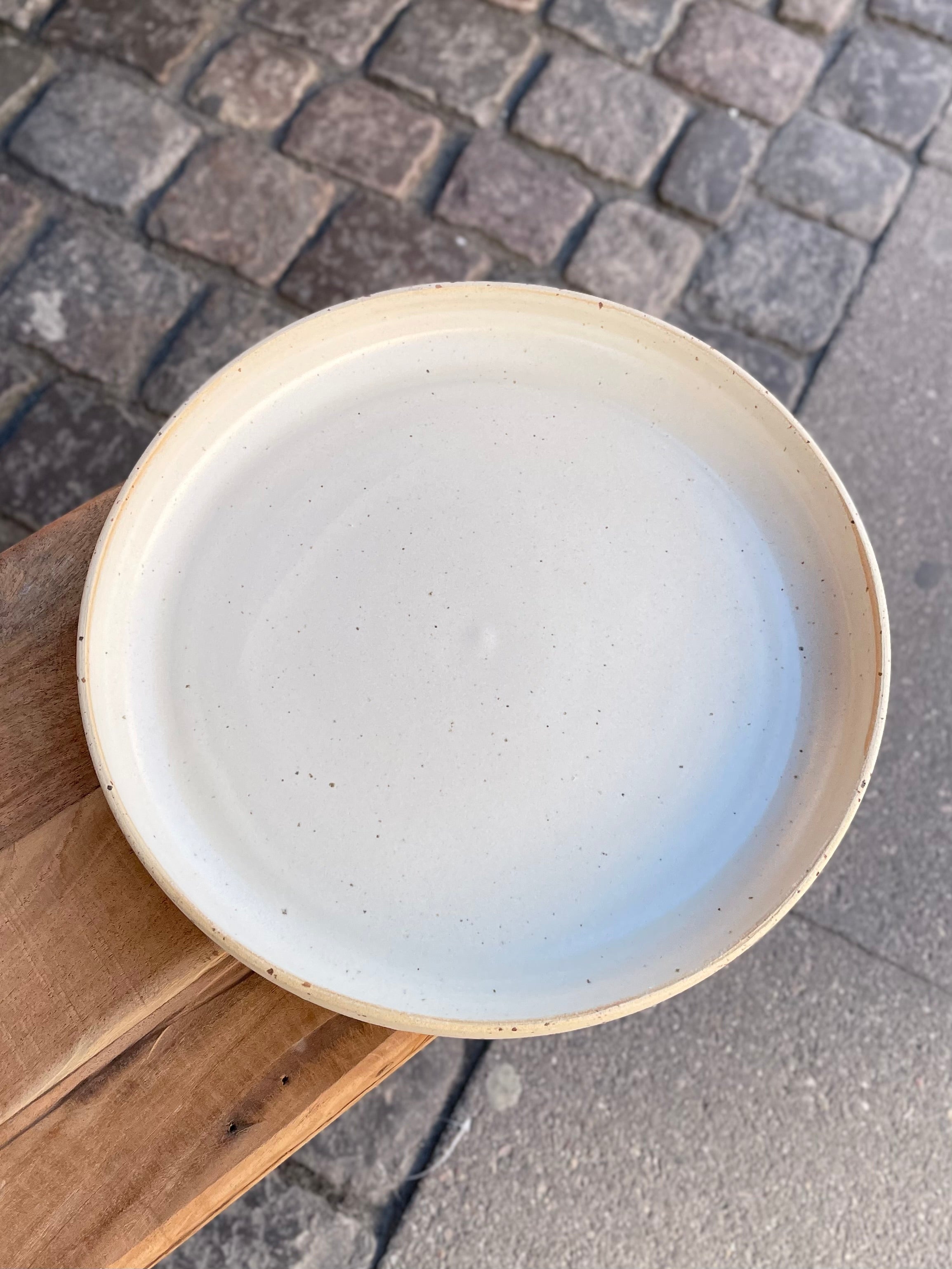 Håndlavet keramikfad i beige fra Vangs Keramik – køb hos butikalrum.dk