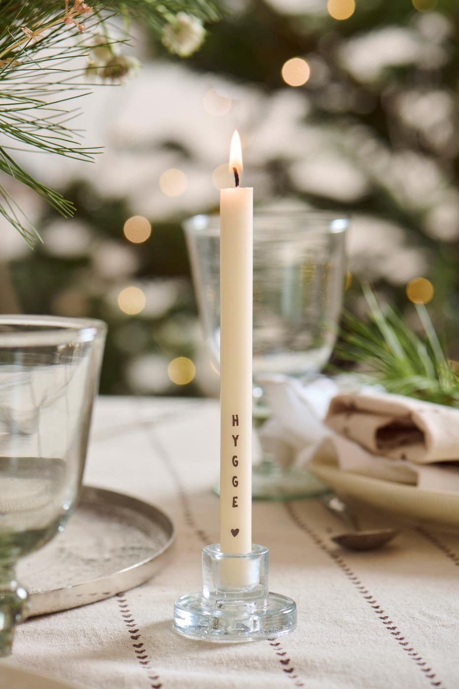Svanemærket kertelys med teksten “Hygge”, Ø 1,3 cm og 20 cm højt – køb hos butikalrum.dk.