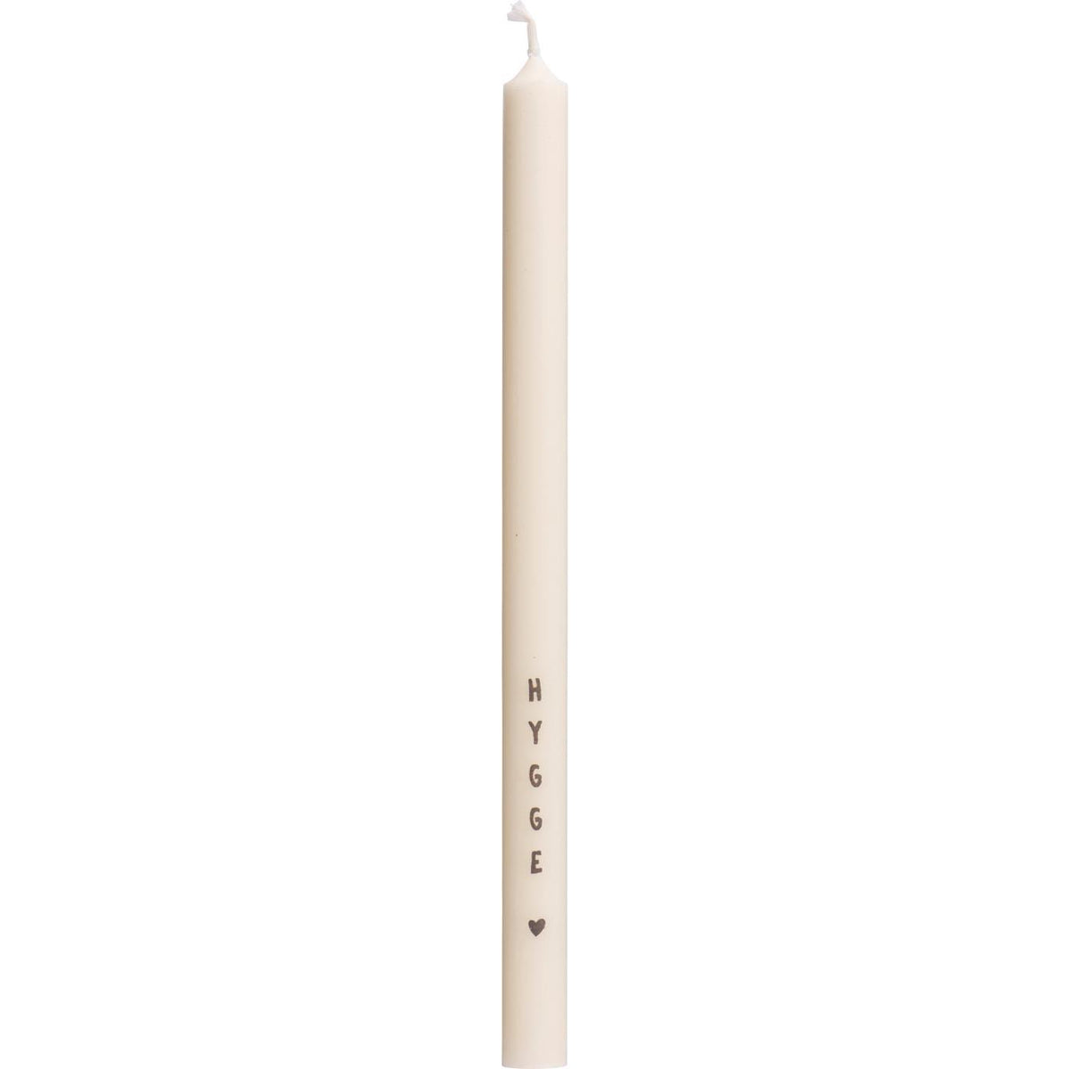Svanemærket kertelys med teksten “Hygge”, Ø 1,3 cm og 20 cm højt – køb hos butikalrum.dk.