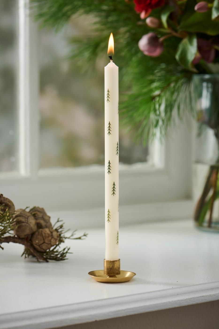 Svanemærket kertelys med juletræer, Ø 1,3 cm og 20 cm højt – køb hos butikalrum.dk.