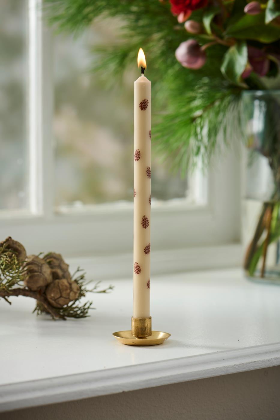 Svanemærket kertelys med kogler, Ø 1,3 cm og 20 cm højt – køb hos butikalrum.dk.