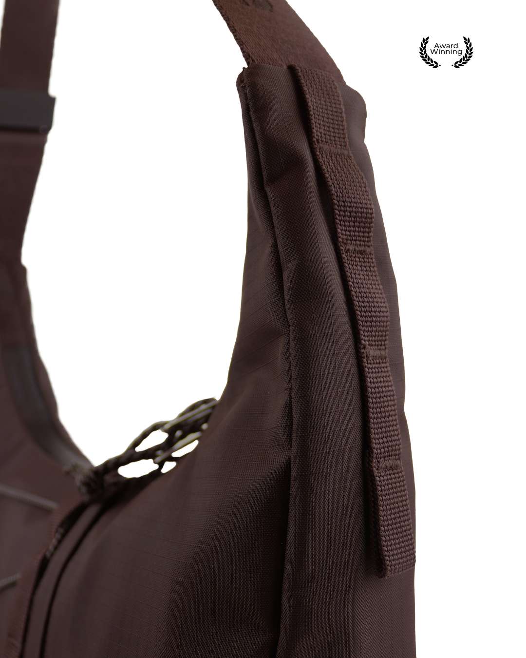 HAZE crossbody-taske fra Kintobe i Downtown Mocha – ergonomisk og reflekterende design