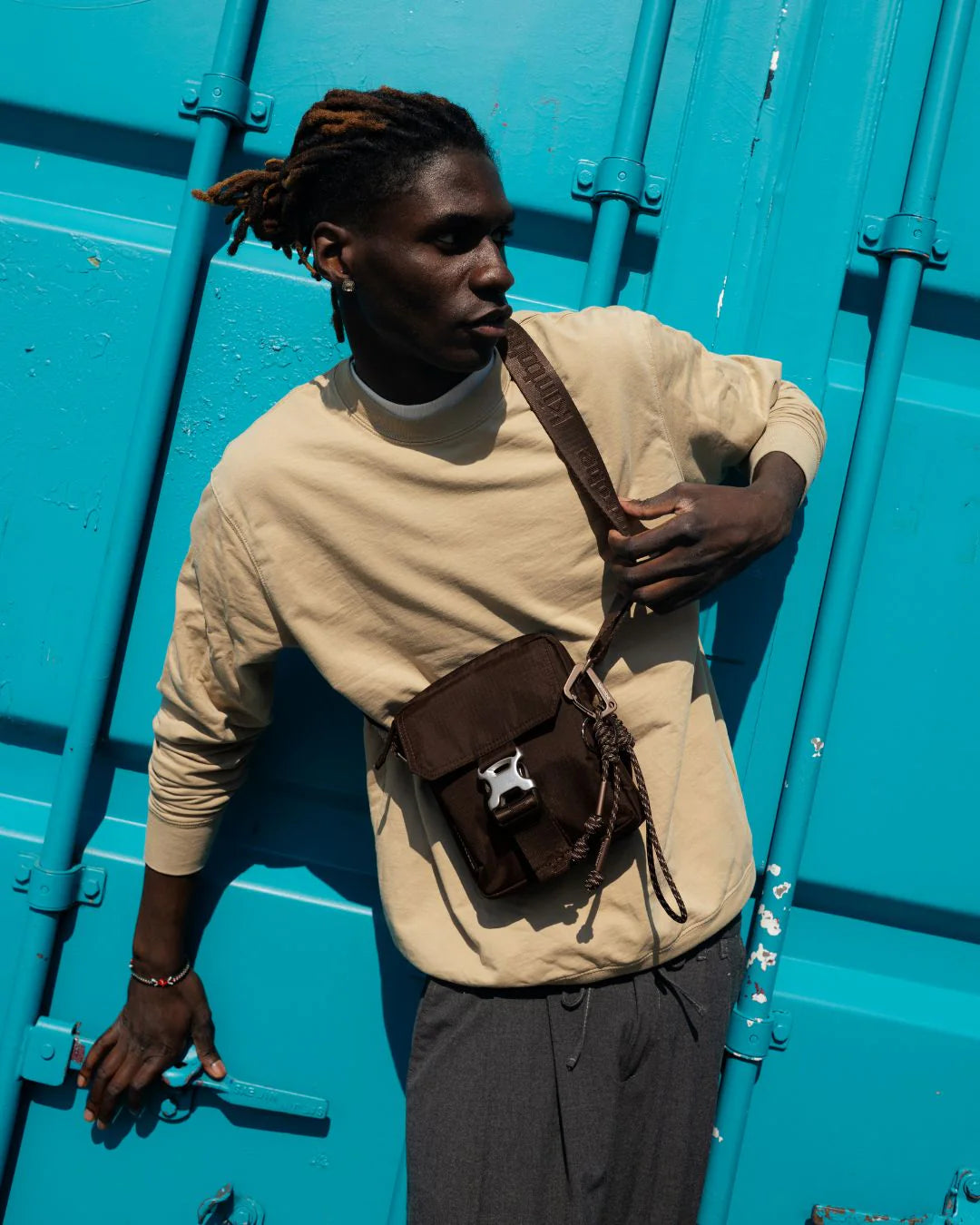 Kintobe NICO mini-messenger taske i Downtown Mocha – unisex taske til hverdag og byliv