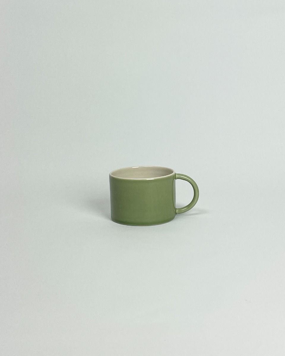 Hånddrejet porcelænskop i kiwi grøn – 230 ml bred kop