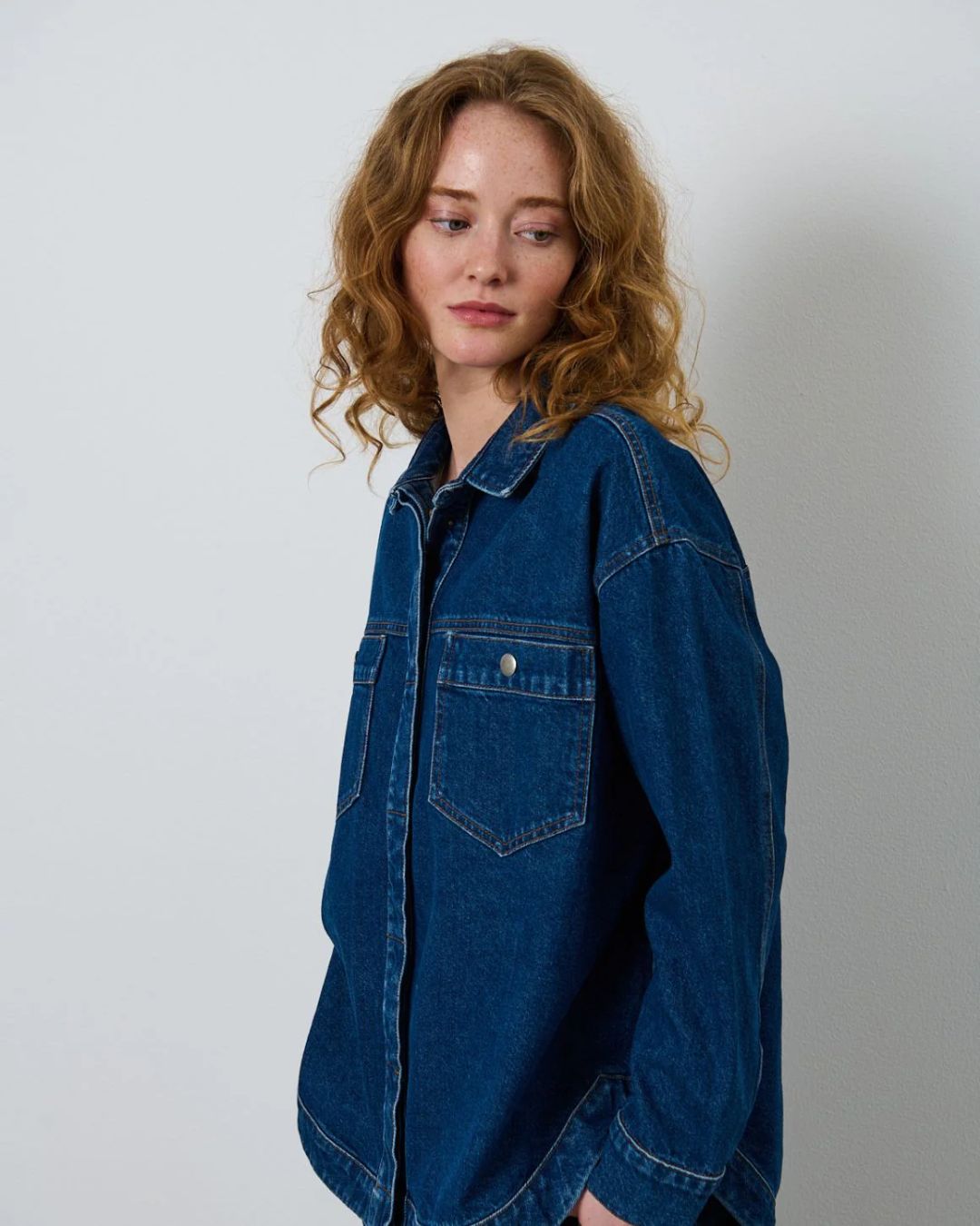 Vibe Jacket fra La Rouge – unisex skjortejakke i denim stone wash, 100% bomuld med trykknapper og store lommer, perfekt til alsidig styling.