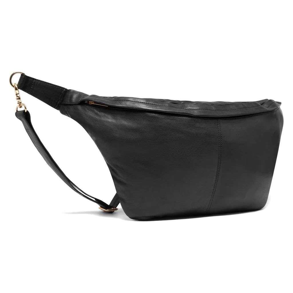 Læder bumbag i sort fra Depeche i blødt kalveskind med justerbar rem og rummeligt design – køb hos Butik Alrum på Amager eller online på butikalrum.dk.