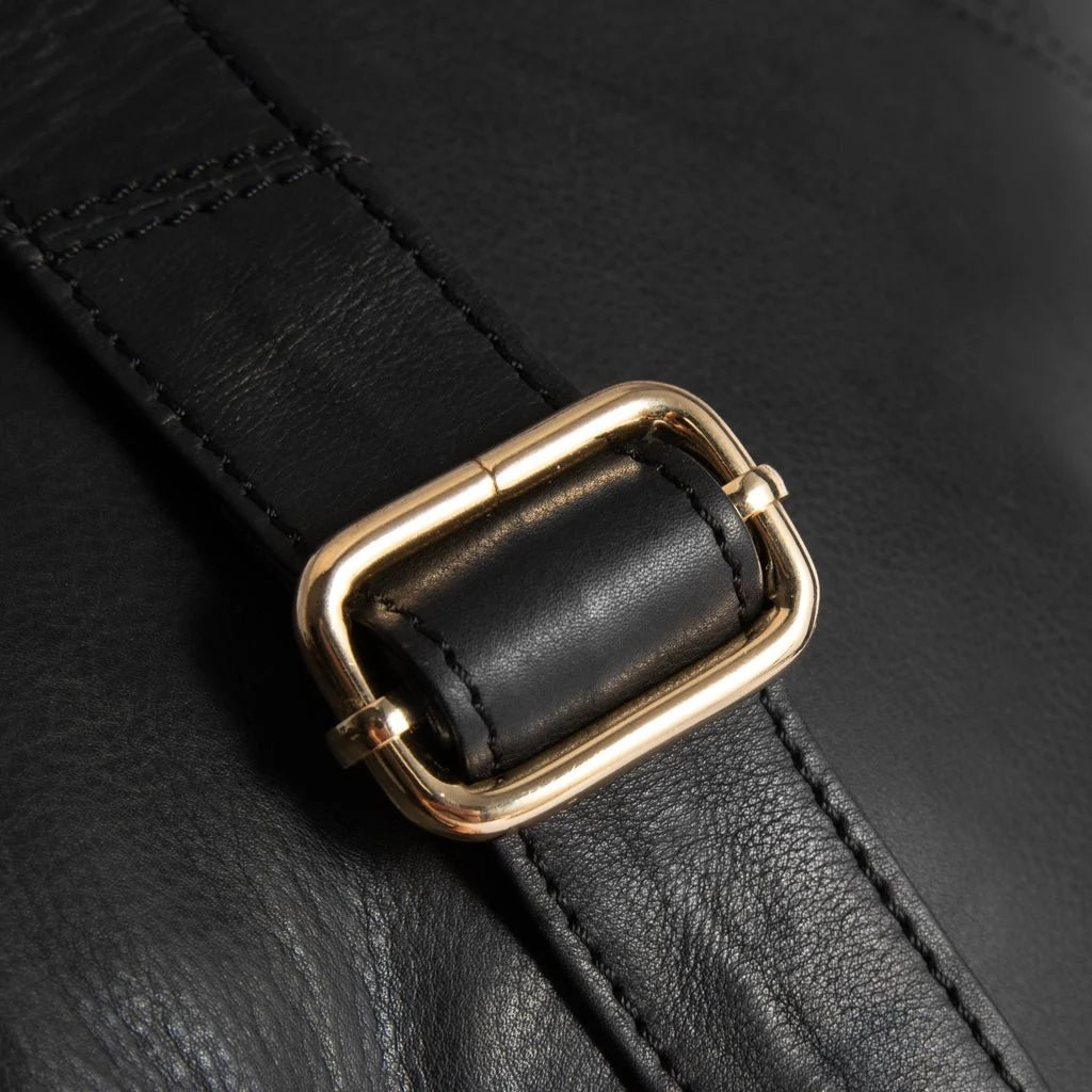 Læder bumbag i sort fra Depeche i blødt kalveskind med justerbar rem og rummeligt design – køb hos Butik Alrum på Amager eller online på butikalrum.dk.