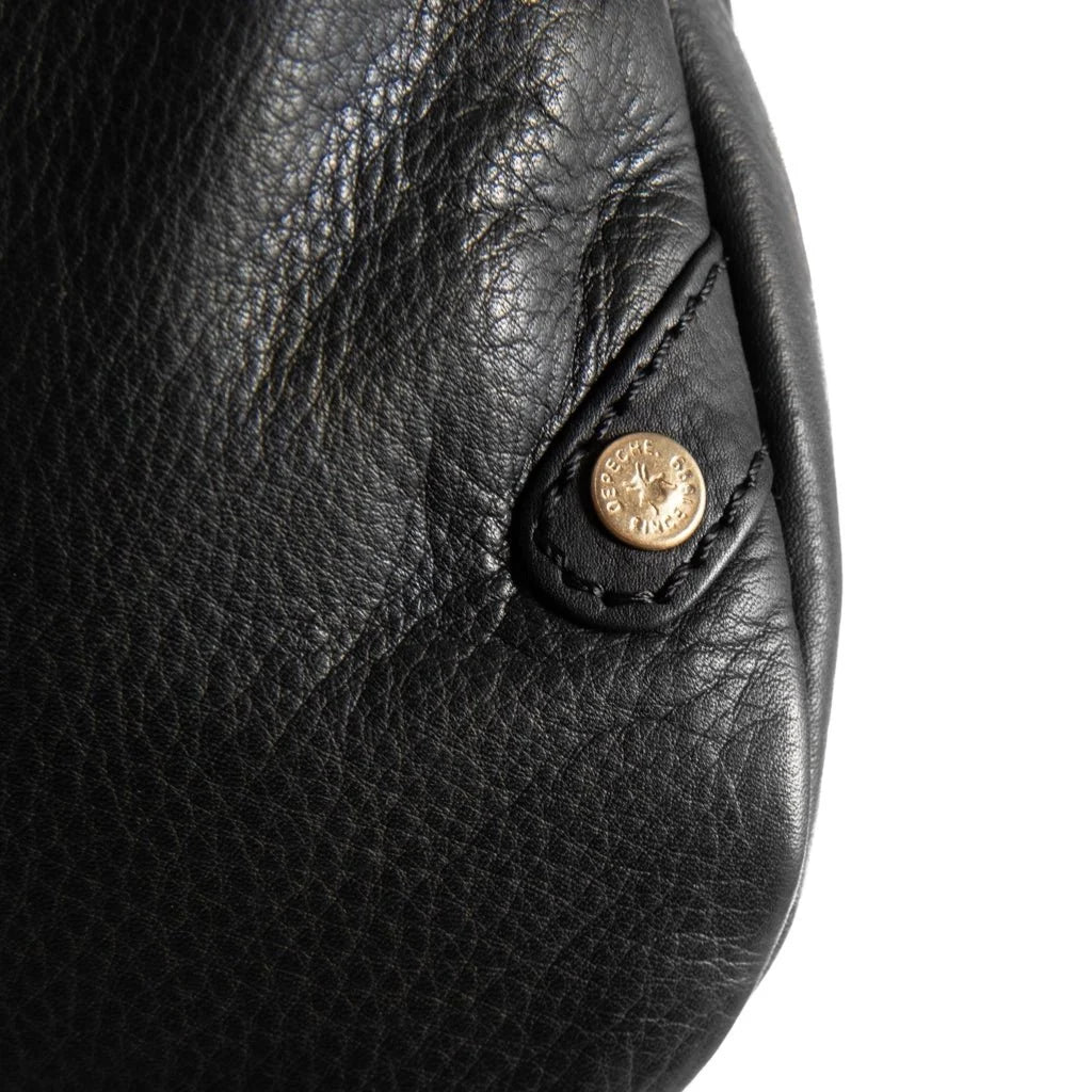 Læder bumbag i sort fra Depeche i blødt kalveskind med justerbar rem og rummeligt design – køb hos Butik Alrum på Amager eller online på butikalrum.dk.