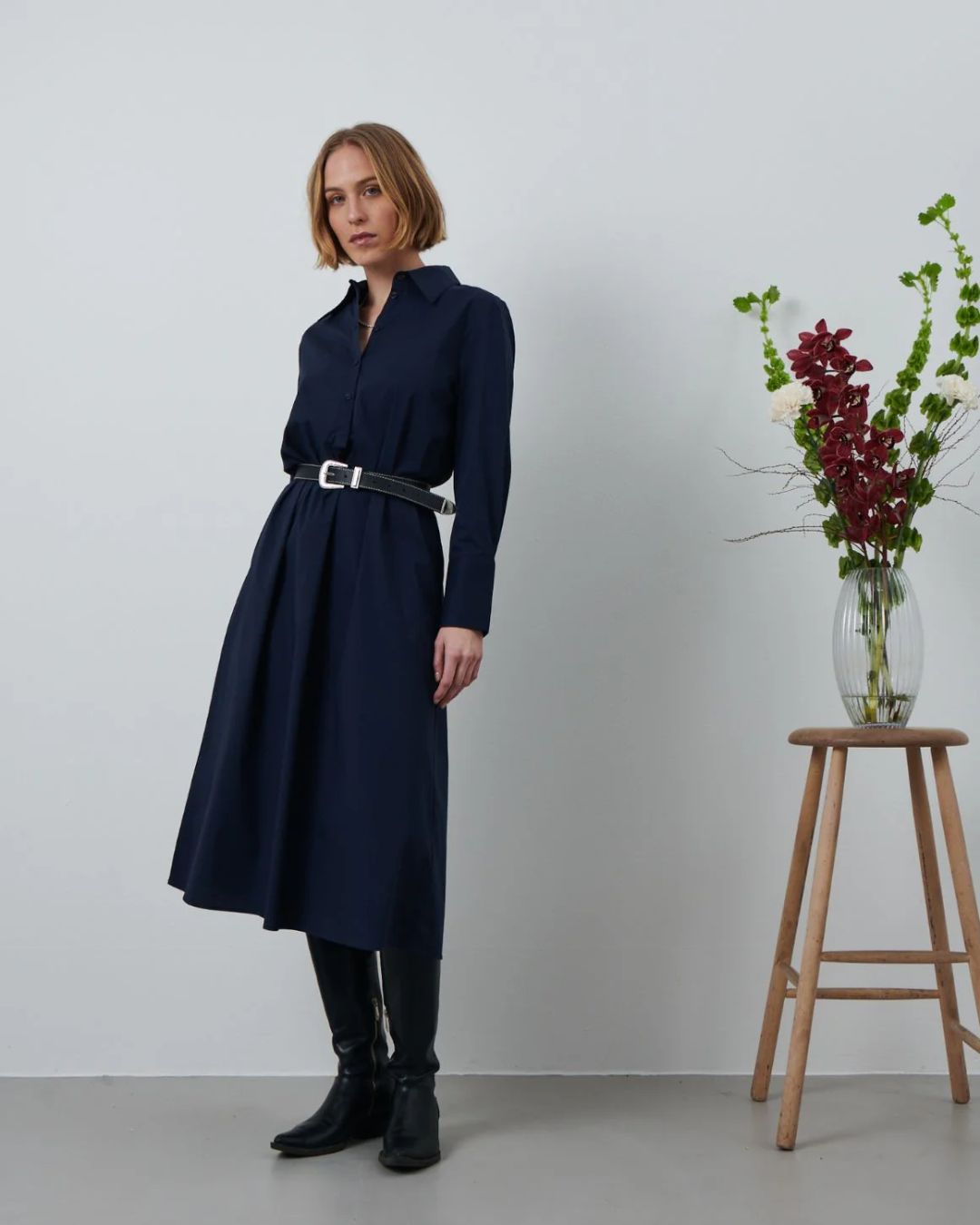 Kamilla Shirt Dress i navy – elegant og alsidig skjortekjole i Vilma-kvalitet, der kombinerer bomuld med polyamid og elastan.