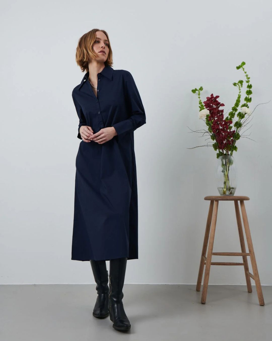 Kamilla Shirt Dress i navy – elegant og alsidig skjortekjole i Vilma-kvalitet, der kombinerer bomuld med polyamid og elastan.