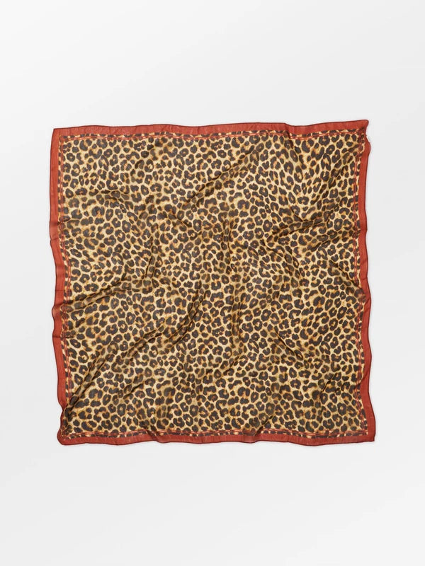 Leony Taby Sia Scarf fra Becksöndergaard i Warm Sand med leopardprint og 100% Taby Silk, 100 x 100 cm.