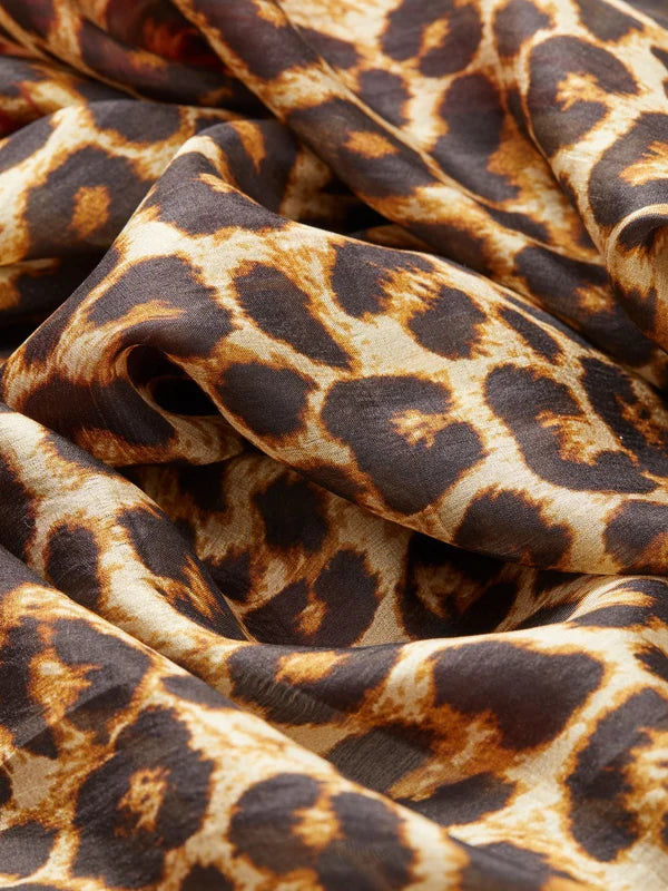 Leony Taby Sia Scarf fra Becksöndergaard i Warm Sand med leopardprint og 100% Taby Silk, 100 x 100 cm.