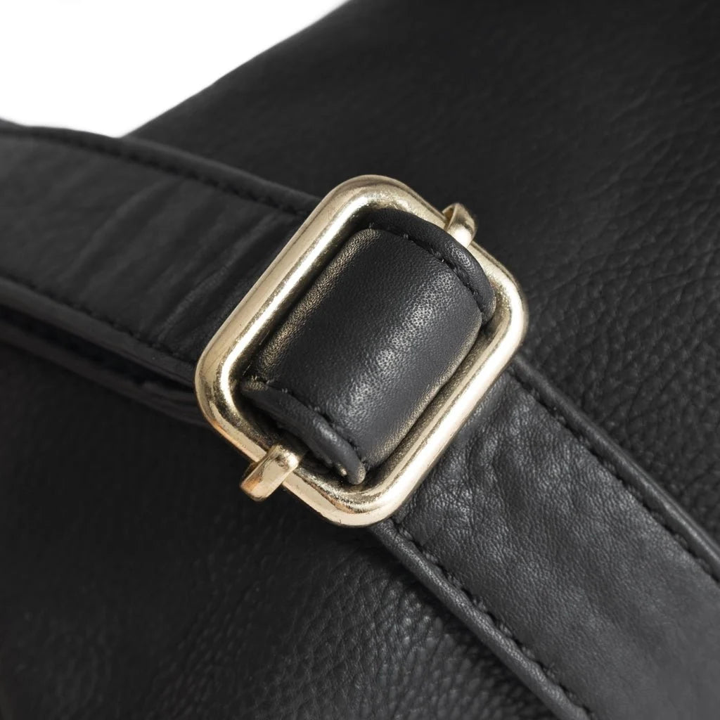 Golden Chic Clutch fra Depeche i blødt kalveskind med klassisk design og praktisk ruminddeling – køb hos Butik Alrum på Amager eller online på butikalrum.dk.