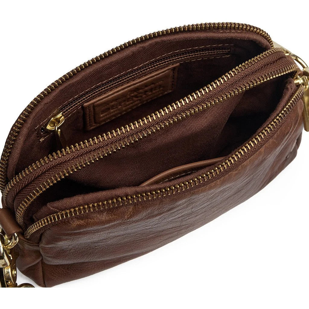 Golden Chic Clutch fra Depeche i blødt kalveskind med klassisk design og praktisk ruminddeling – køb hos Butik Alrum på Amager eller online på butikalrum.dk.
