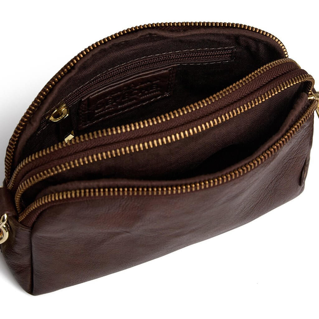 Golden Chic Clutch fra Depeche i blødt kalveskind med klassisk design og praktisk ruminddeling – køb hos Butik Alrum på Amager eller online på butikalrum.dk.