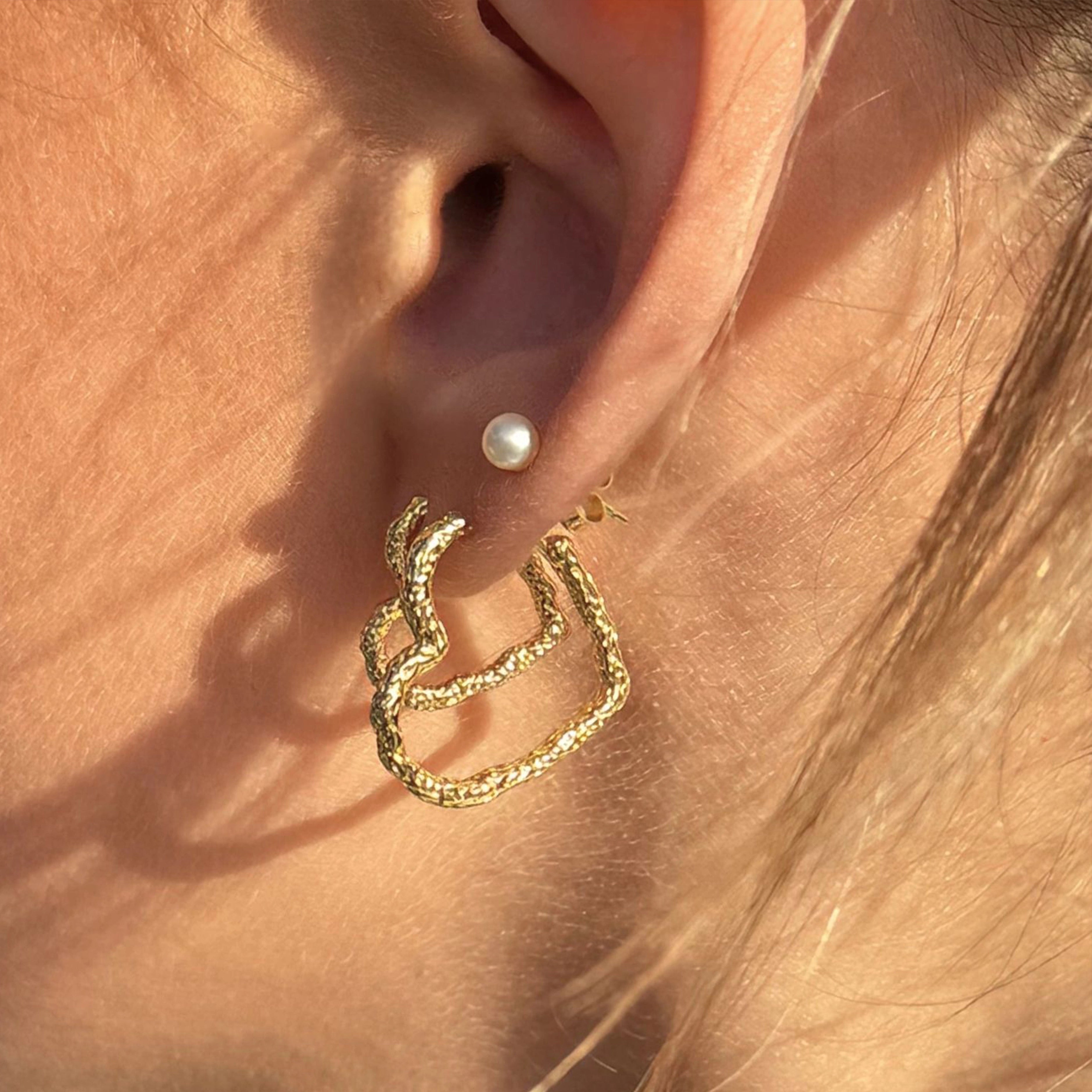 Love Me Heart Hoop øreringe i forgyldt 925 sterling sølv fra Aqua Dulce med hjerteformet design | Køb hos butikalrum.dk