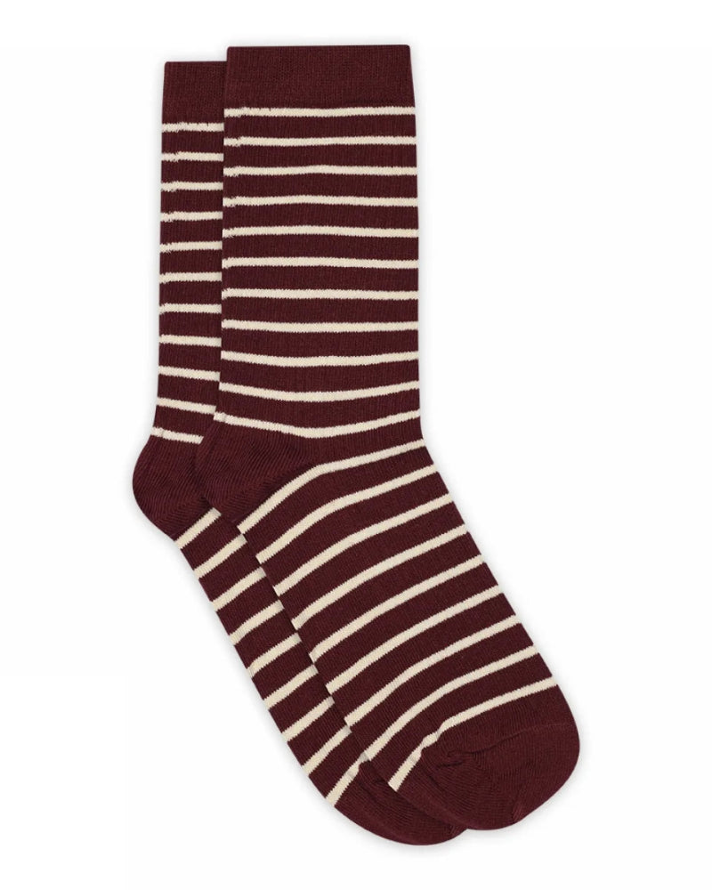 Lydia socks fra MPwoman i Wine Red, bløde bomuldsstrømper med ribstruktur, anatomisk hæl og forstærket hæl og tå.