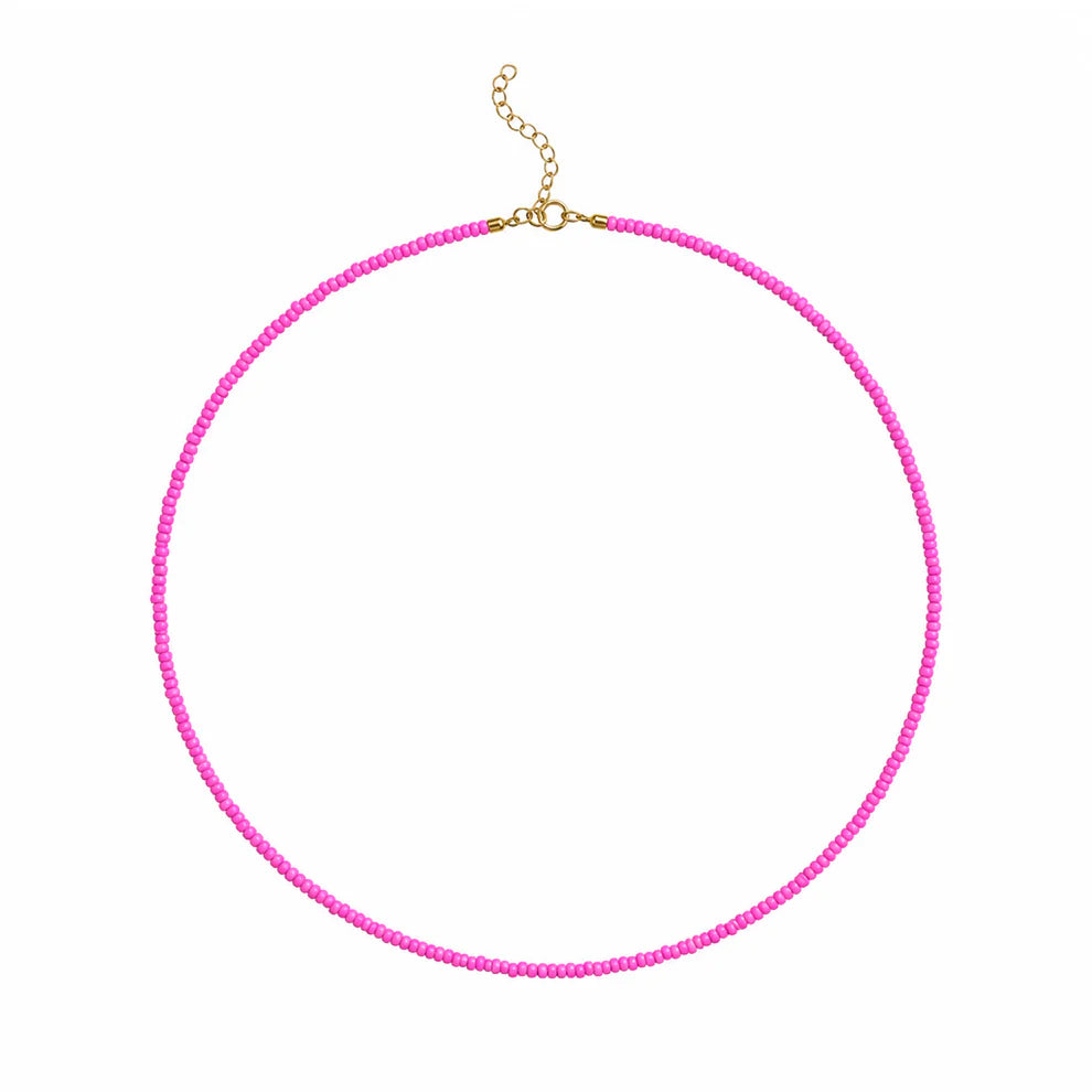 Ella halskæde i pink med akrylperler og justerbar lås – køb hos Butik Alrum