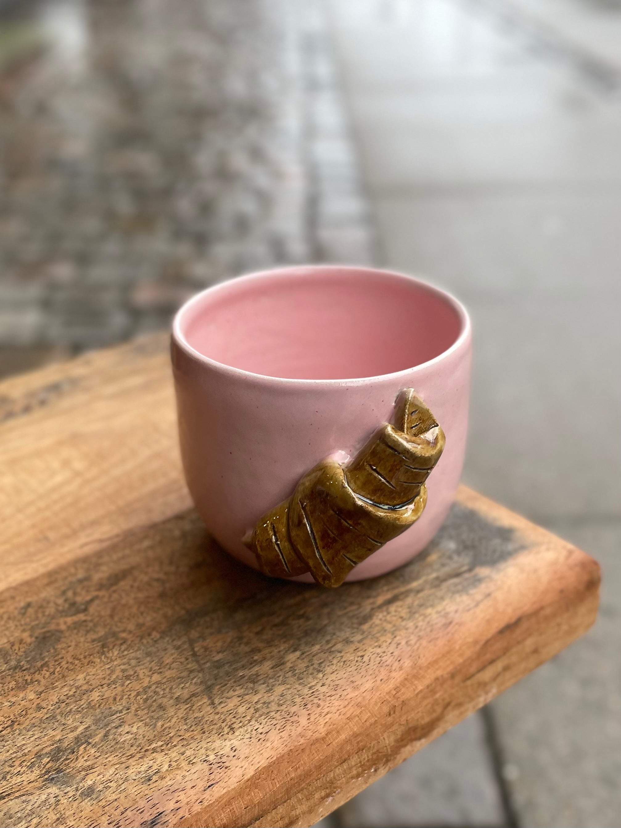 Lyserød croissant kop med påsat croissant fra Victoria Juul – køb hos butikalrum.dk
