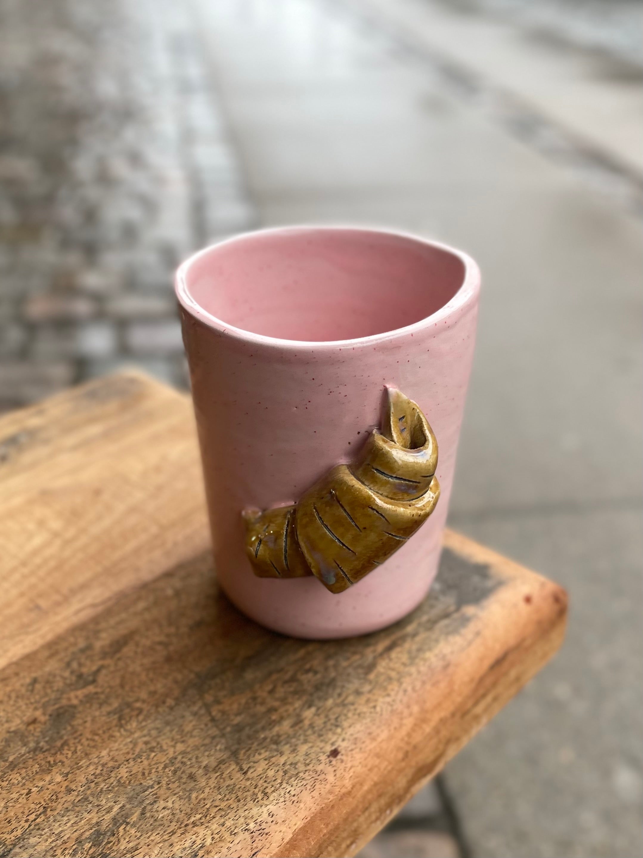 Lyserød croissant kop høj model fra Victoria Juul – køb hos butikalrum.dk
