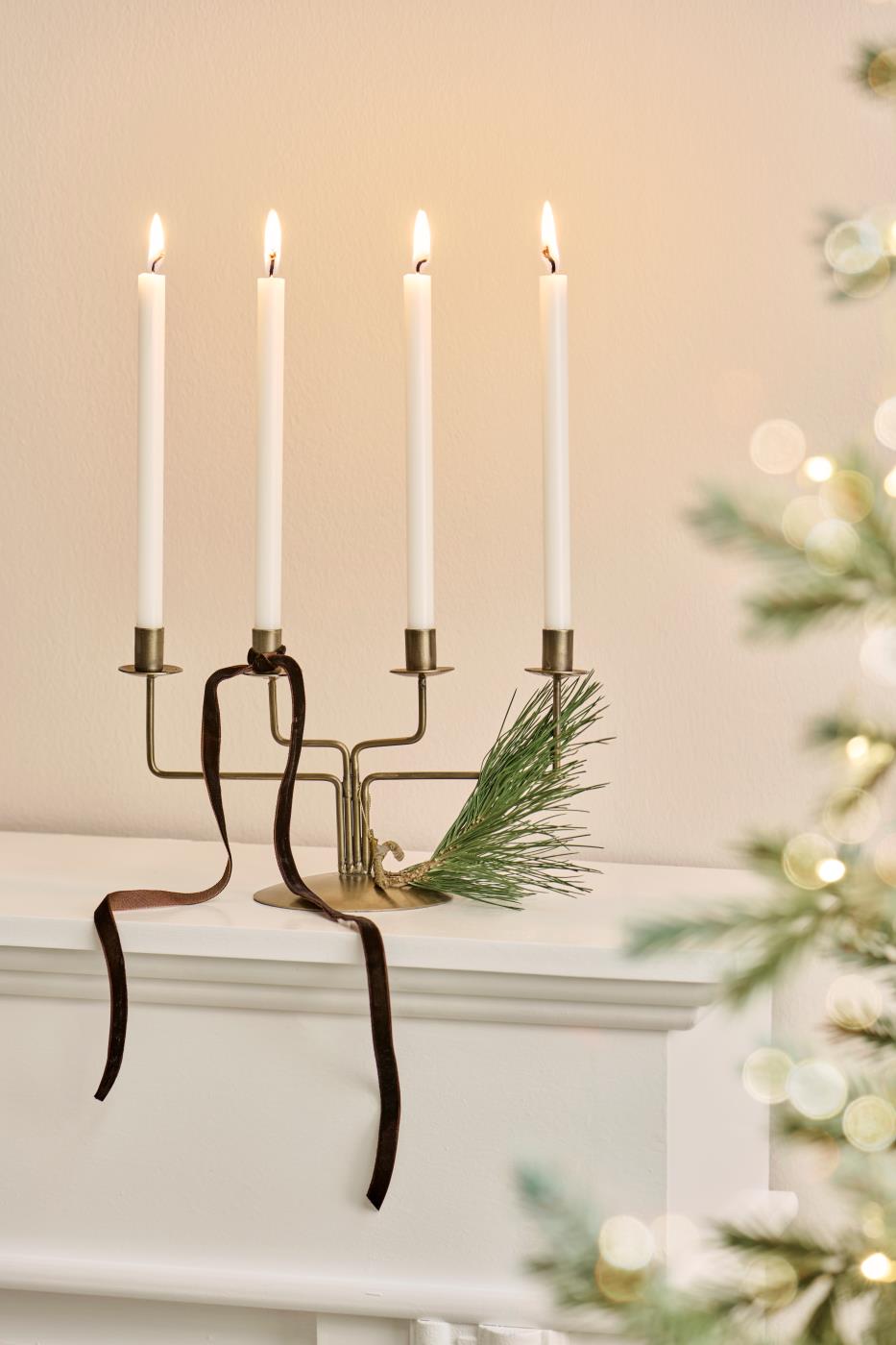 Stylish Christmas lysestage i metal med messinglook til 4 kertelys på 1,3 cm – køb hos butikalrum.dk.