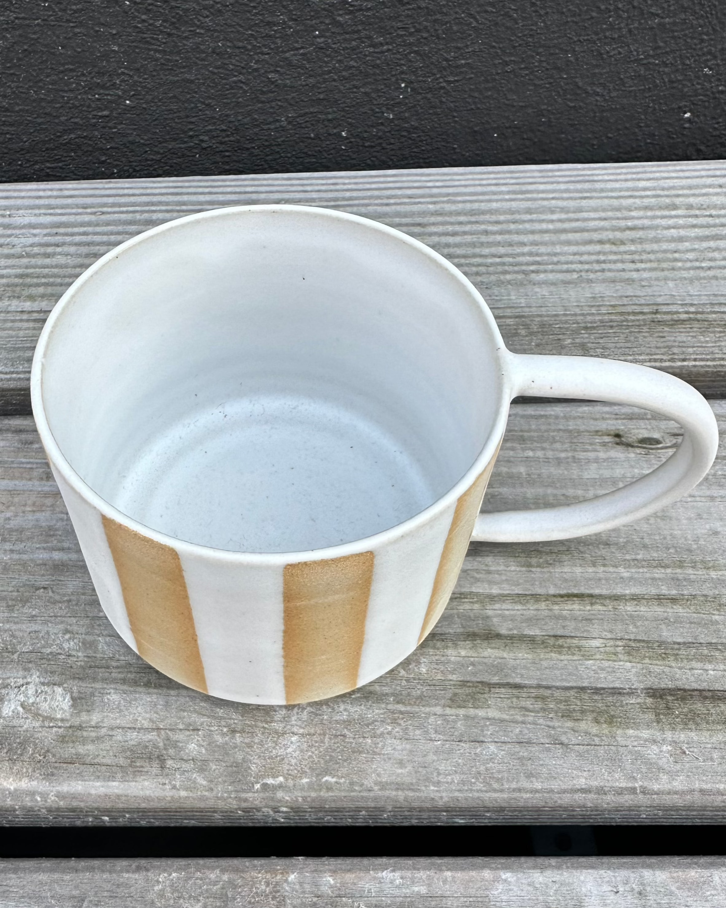 Hånddrejet Måne Kop Stripes fra Måne Ceramics, Ø 10 cm og H 7 cm, med stribet design og mat glasur.