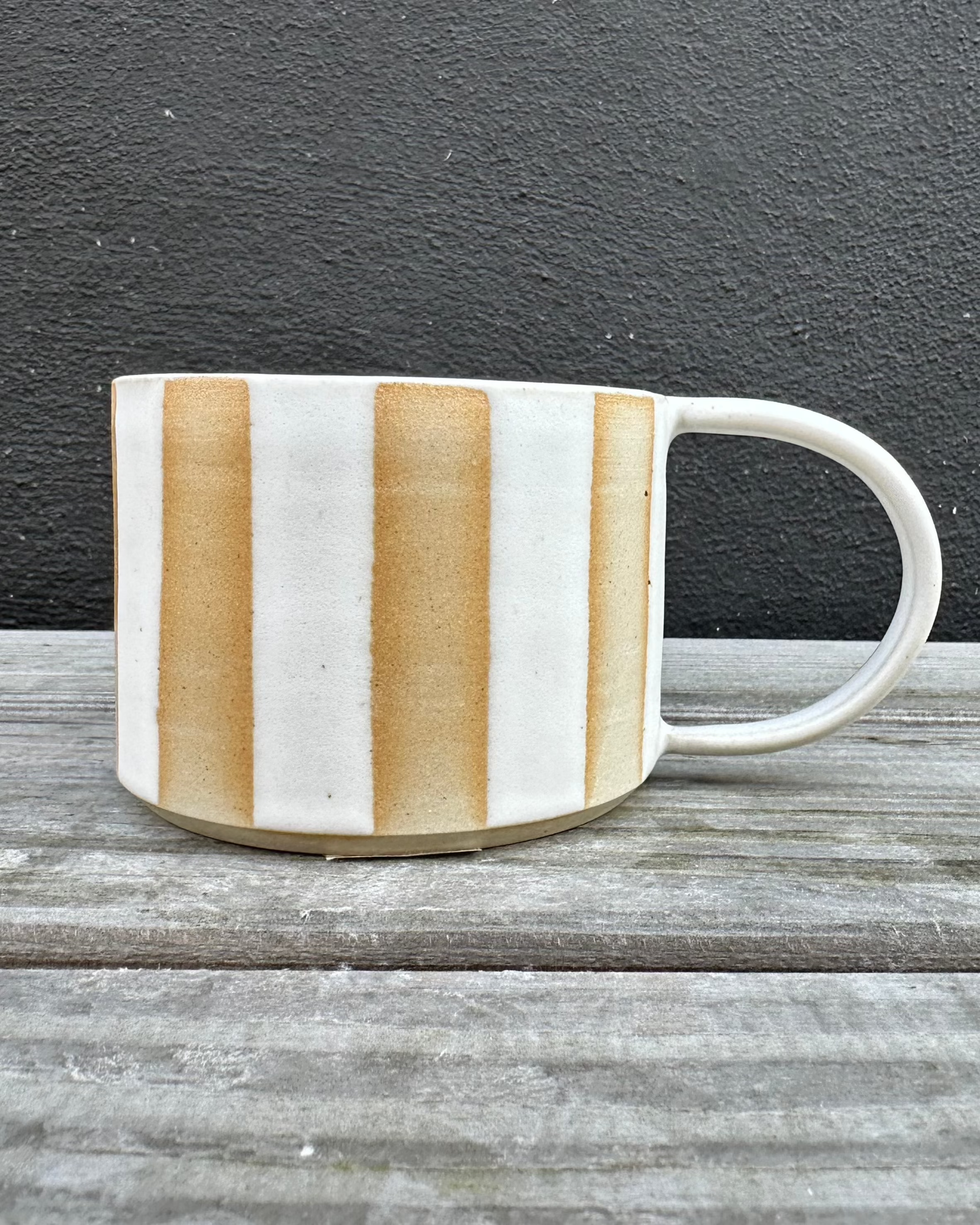 Hånddrejet Måne Kop Stripes fra Måne Ceramics, Ø 10 cm og H 7 cm, med stribet design og mat glasur.