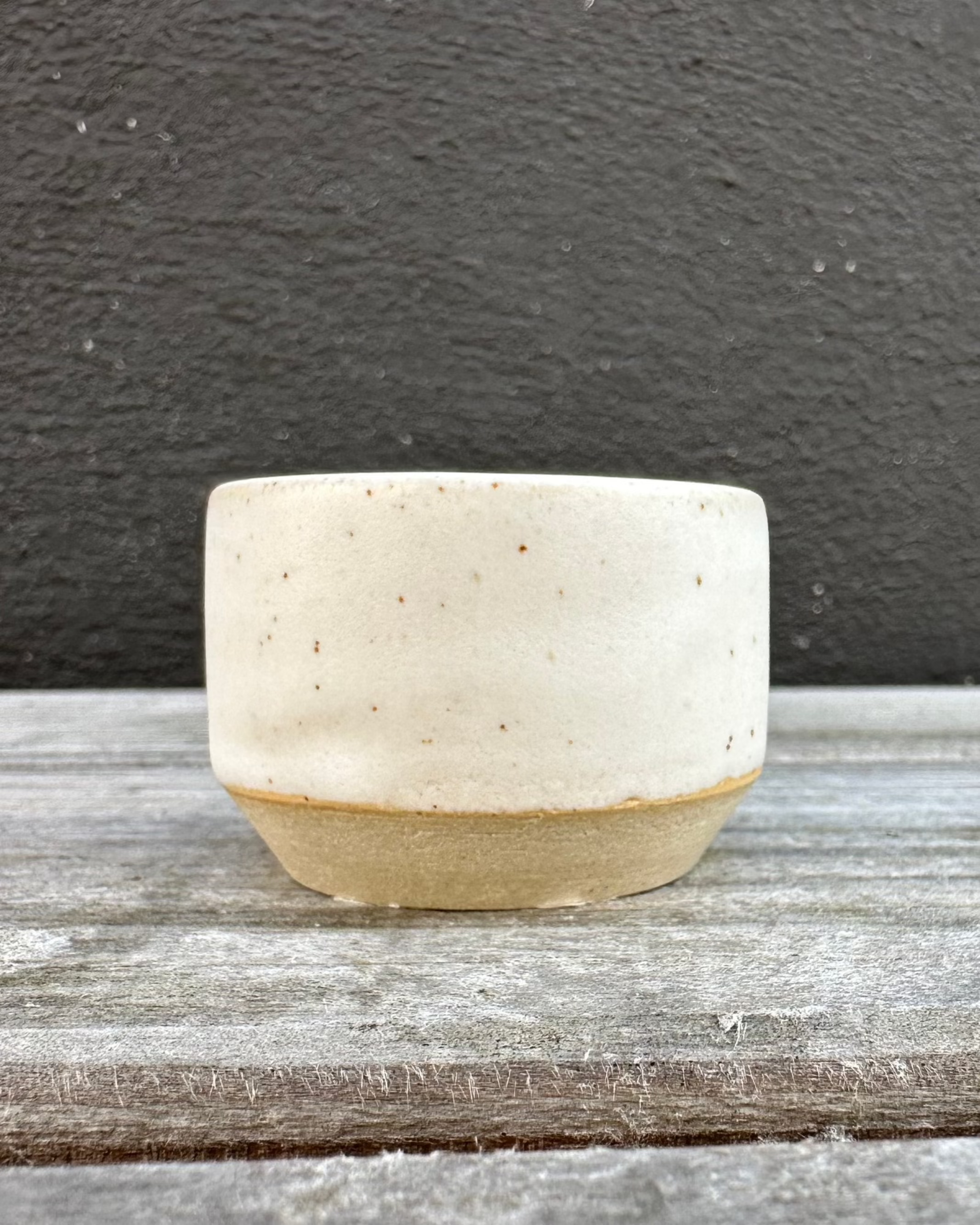 Hånddrejet klassisk æggebæger med spots i mat glasur fra Måne Ceramics, Ø 4,8 cm og H 3,3 cm.