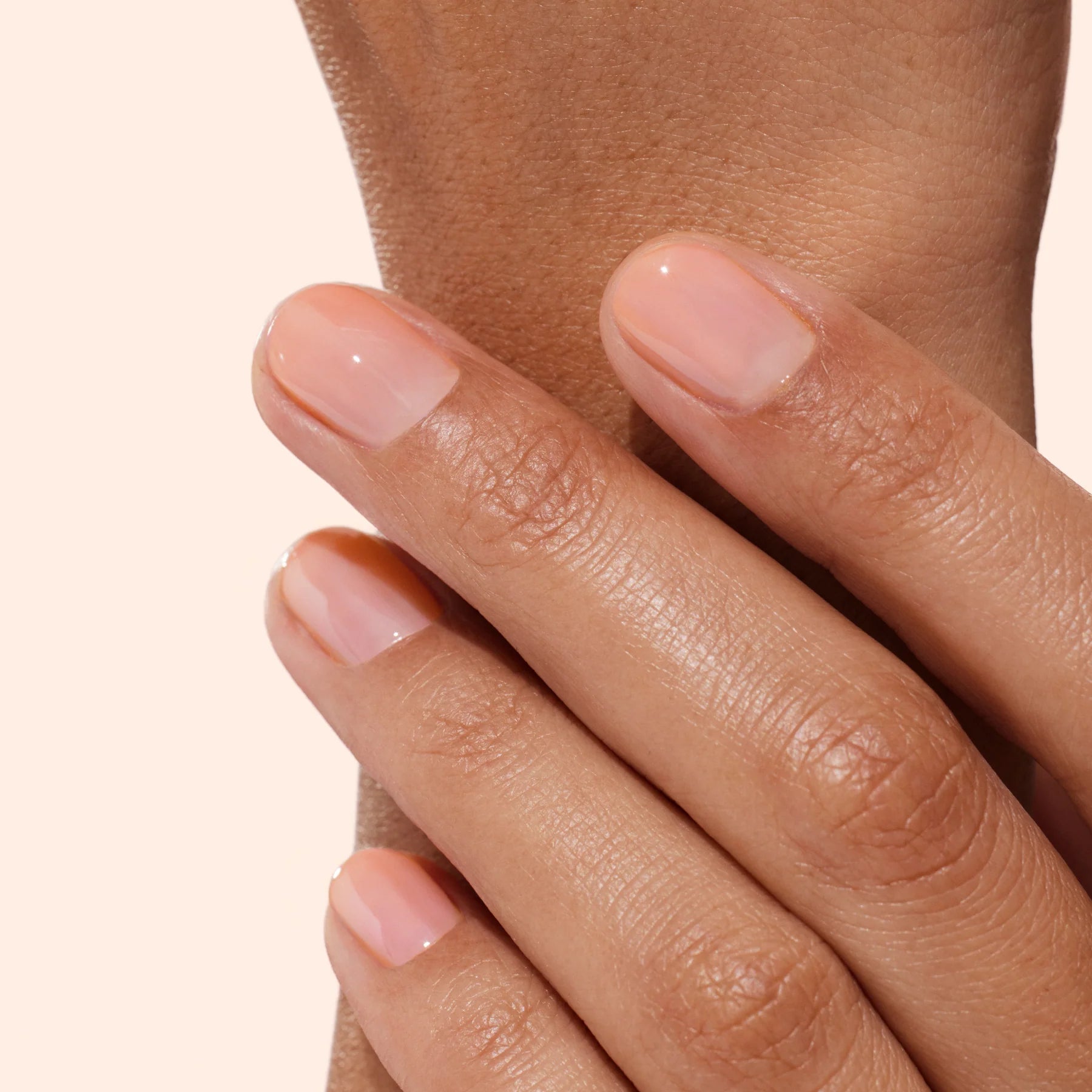 Gennemsigtig gloss neglelak med naturlig glød – køb hos butikalrum.dk