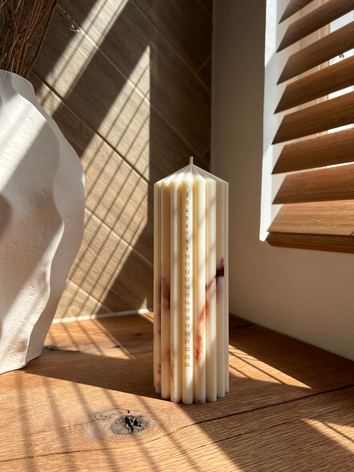 Håndlavet Marmor Kalenderlys fra StudioM Candles i uparfumeret soy blend med bomuldsvæge, 20 x 7 cm – køb hos butikalrum.dk.