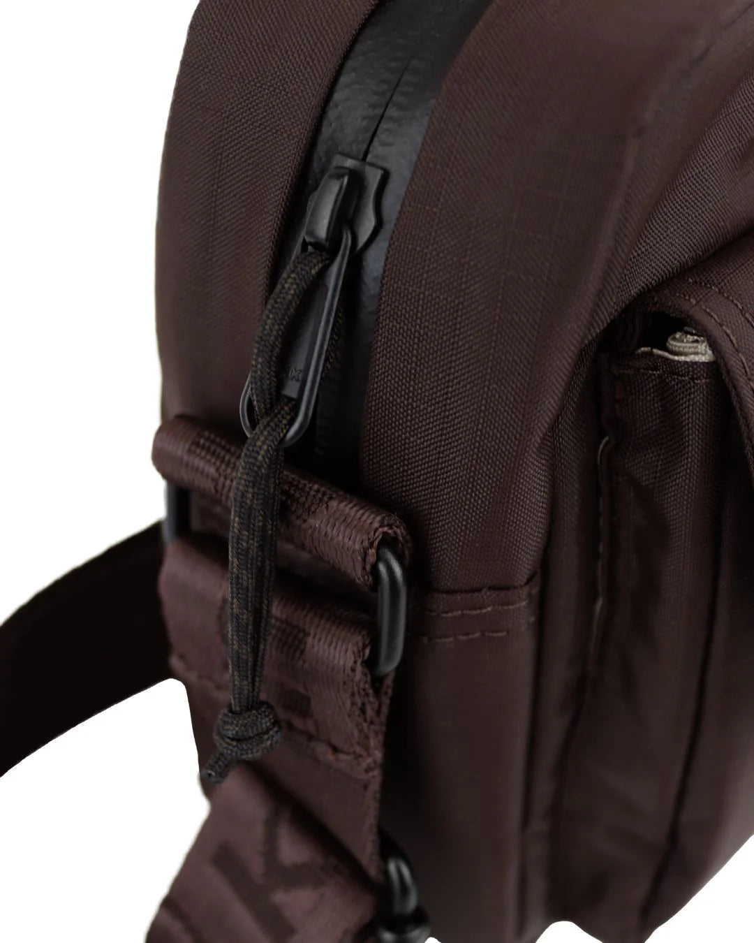 Miles messenger-taske i Downtown Mocha – kompakt hverdagstaske med flere rum