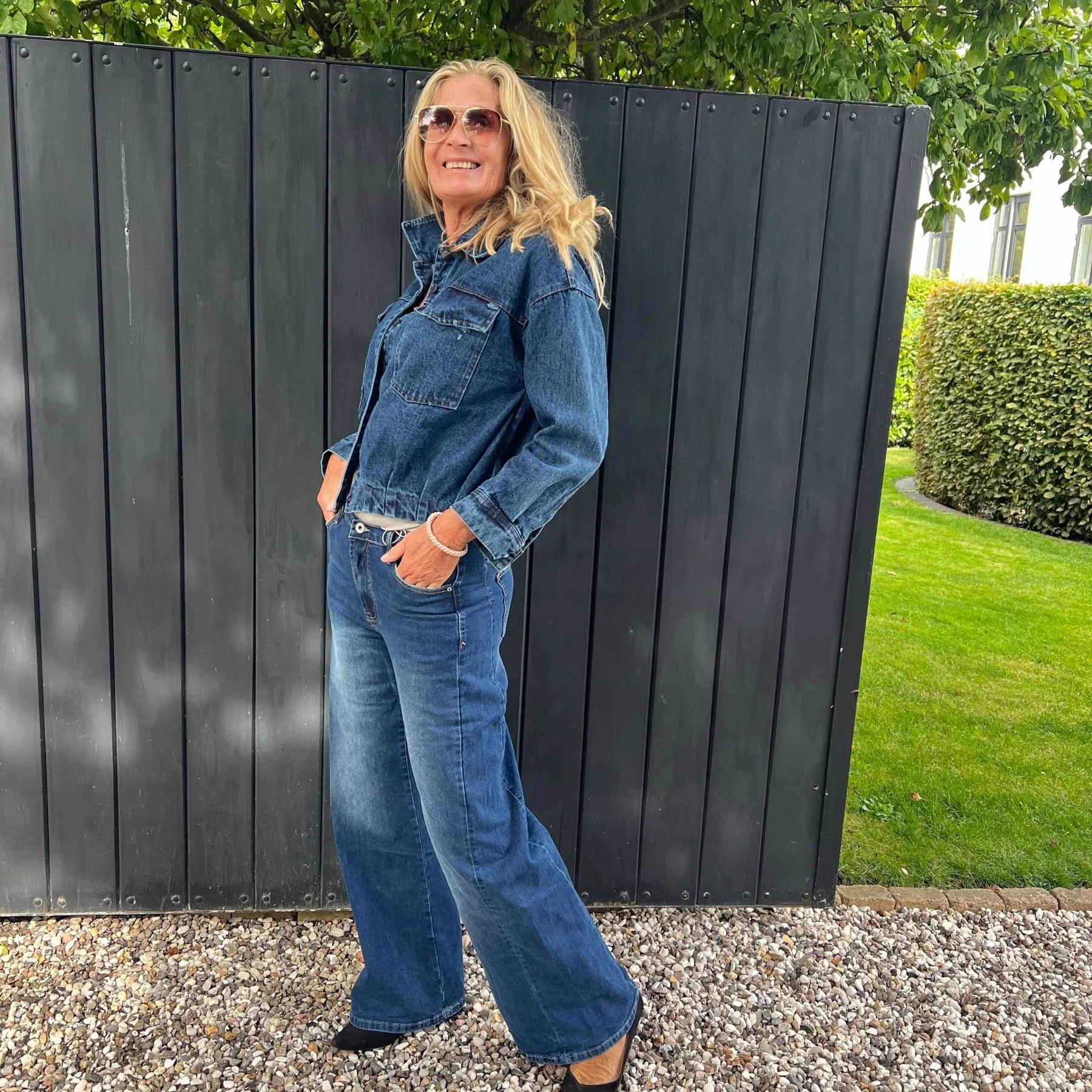 Julietta jeans i Dark Denim fra Cabana Living med behagelig stretch – køb hos Butik Alrum på Amager eller online på butikalrum.dk.