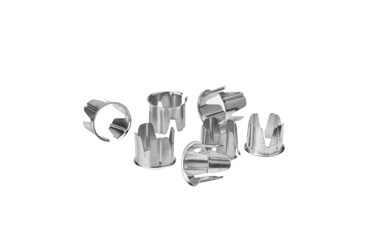 Mothers Little Helper i sølvfarvet aluminium, lysmanchet der hjælper stearinlys med at passe i flere lysestager – køb hos butikalrum.dk.