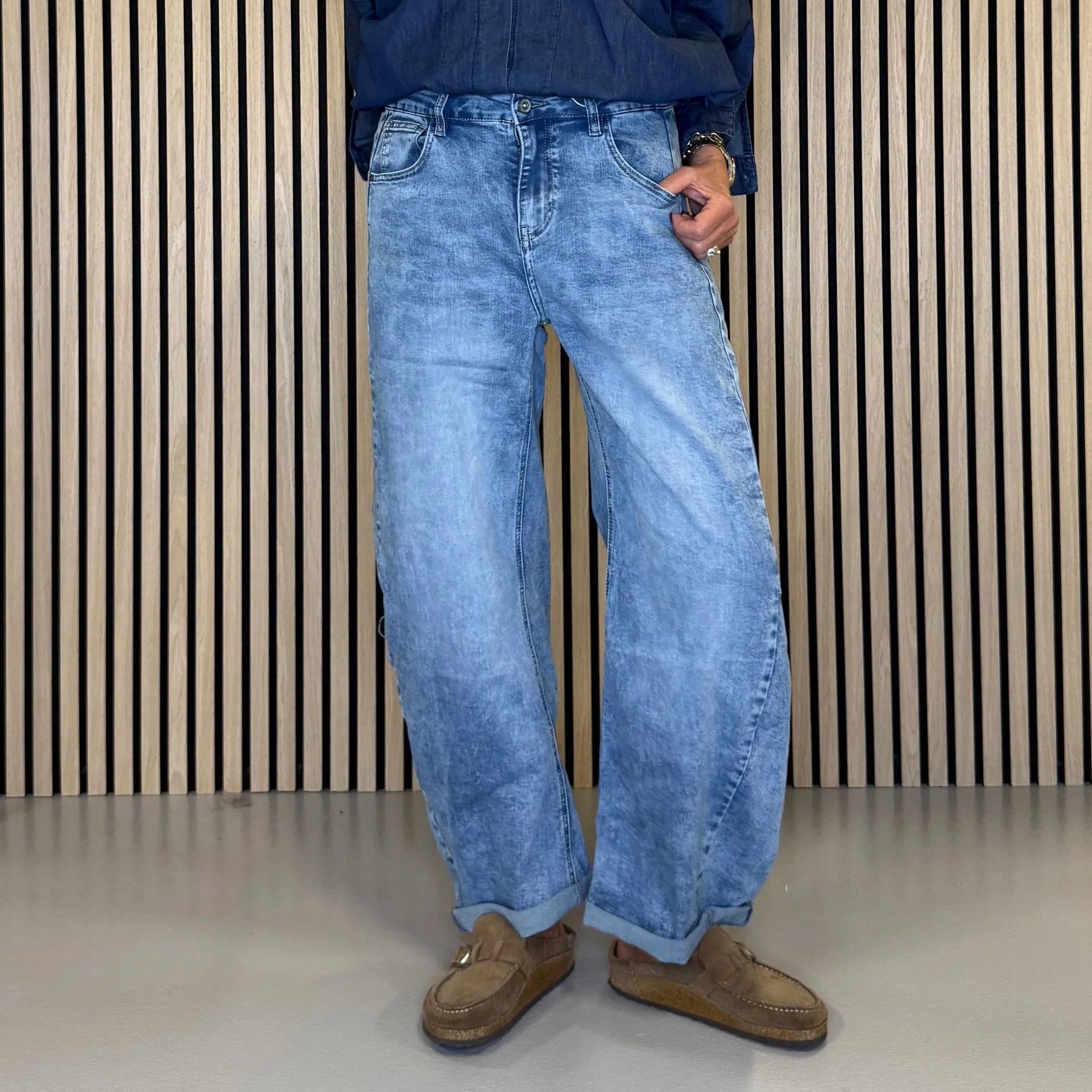 Mowita Jeans i Light Blue fra Cabana Living i blød denim med stretch – køb hos butikalrum.dk.