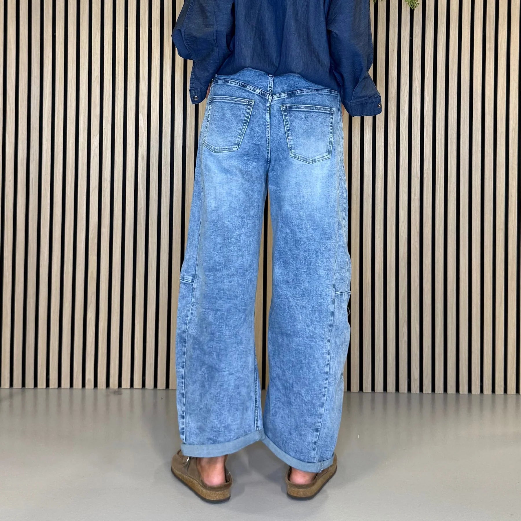 Mowita Jeans i Light Blue fra Cabana Living i blød denim med stretch – køb hos butikalrum.dk.