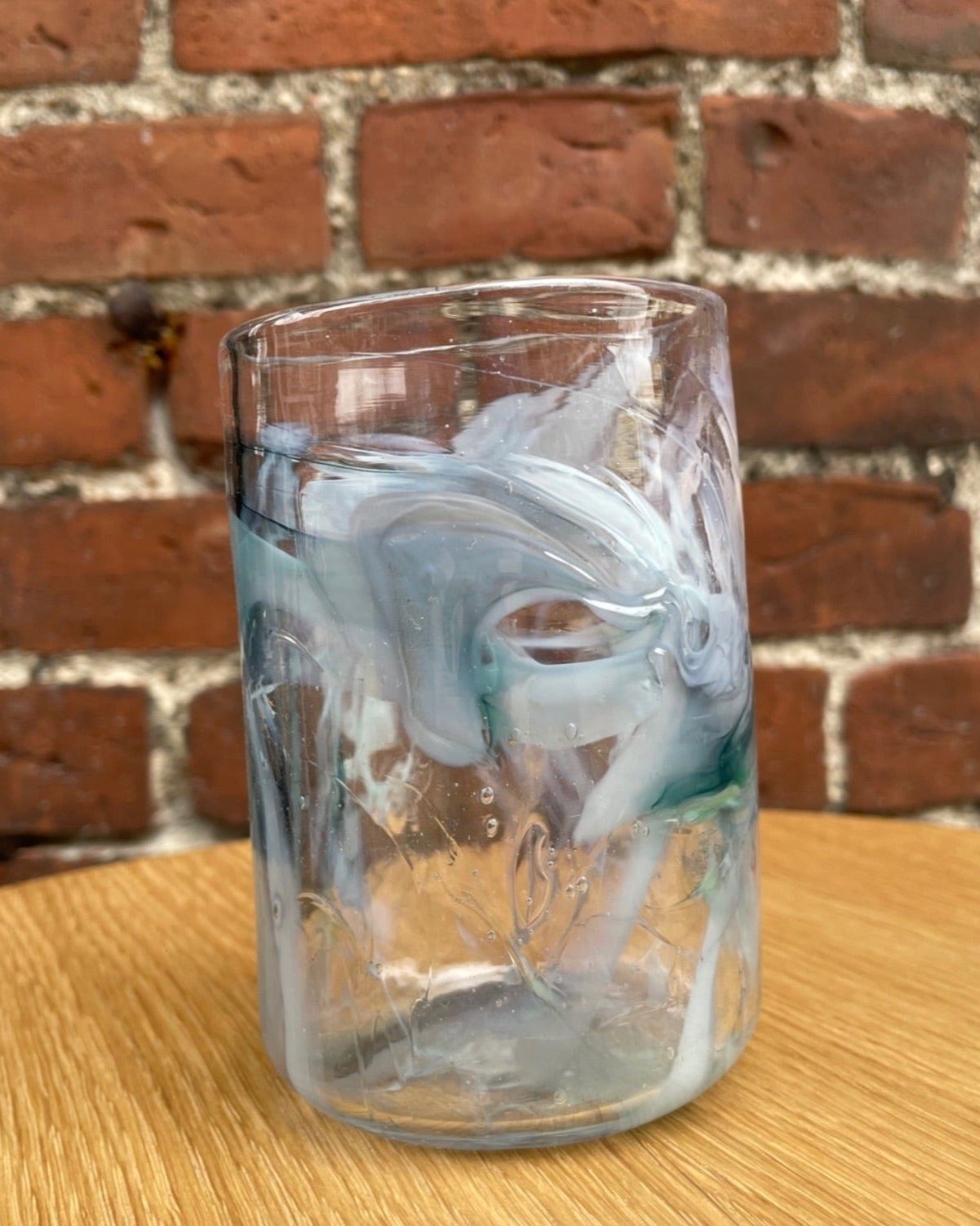 Håndlavet stort glas fra Lærke Laura, genbrugs glasskår, perfekt til både drikke og opbevaring, diameter 7,5 cm.