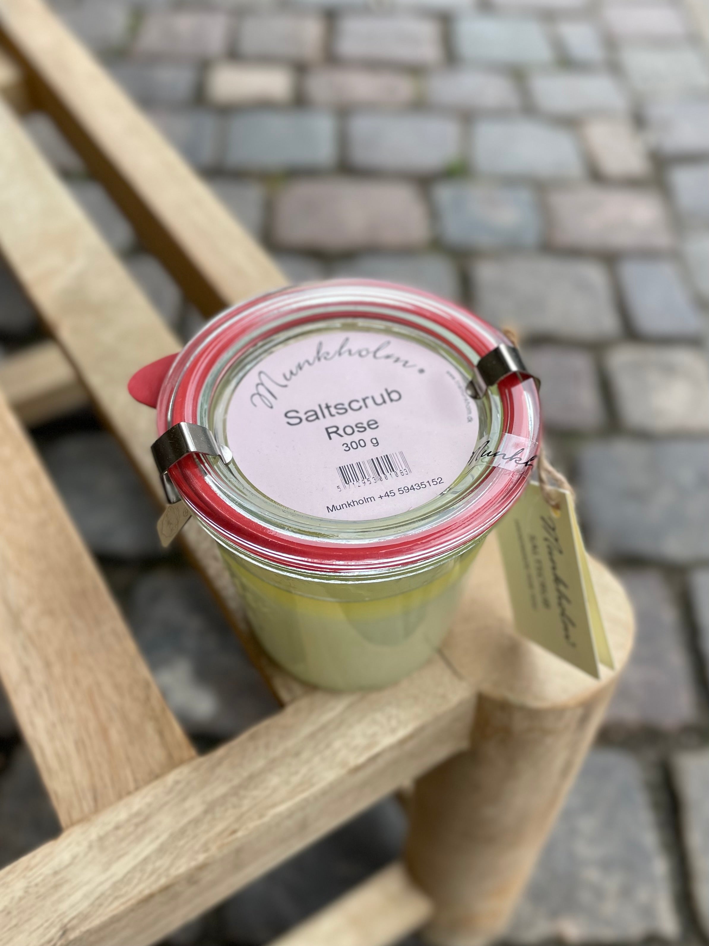 Munkholm Saltscrub Rose 300 g til eksfoliering og en blød og glat hudfornemmelse.