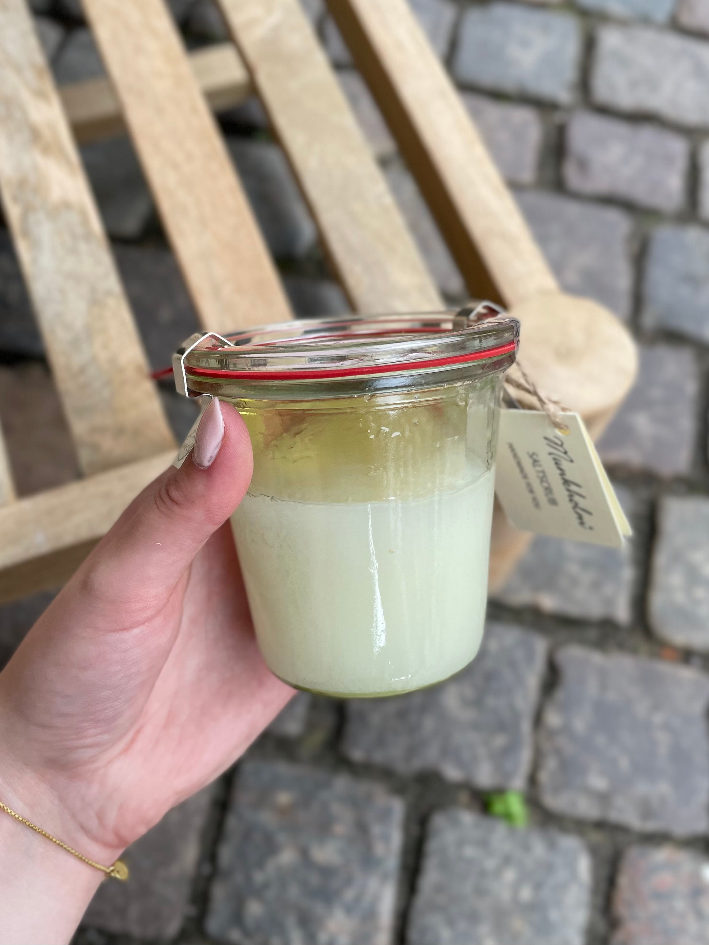 Munkholm Saltscrub Rose 300 g til eksfoliering og en blød og glat hudfornemmelse.