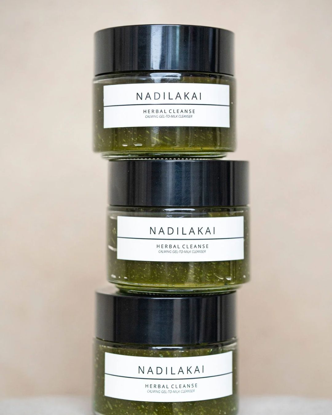 Calming Gel-to-Milk Cleanser – nærende og beroligende hybridrens, der renser huden skånsomt og styrker hudbarrieren.