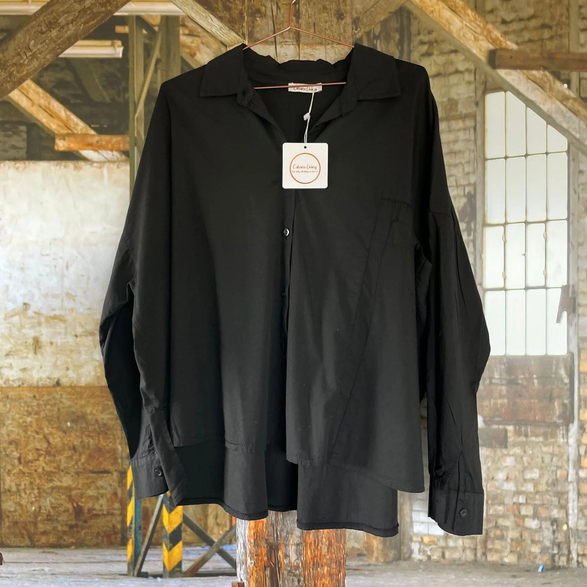 Nadina skjorte i Black fra Cabana Living i 97% bomuld og 3% elastan, onesize – køb hos butikalrum.dk.